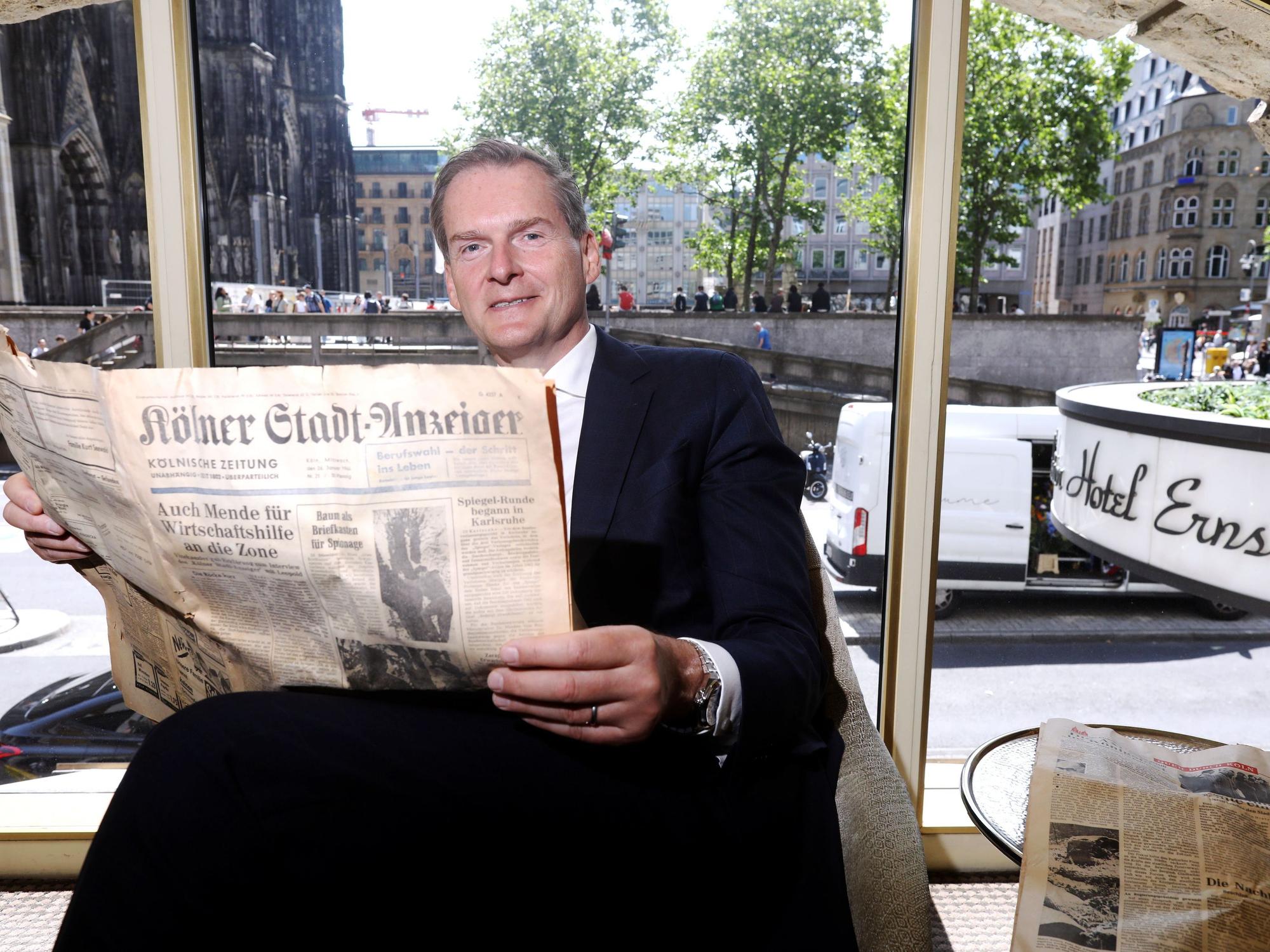 12.06.2025, Köln: Hotel Direktor Georg Plesser durchstöbert die alte Ausgabe des Kölner Stadt-Anzeigers von 1966. Bei der Renovierung von Zimmern im Excelsior-Hotel wurde ein unversehrter Stadt-Anzeiger von 1966 gefunden. Foto: Arton Krasniqi