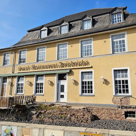 Blick auf das Hotel Friedrichs mit der zerstörten Außenterrasse.