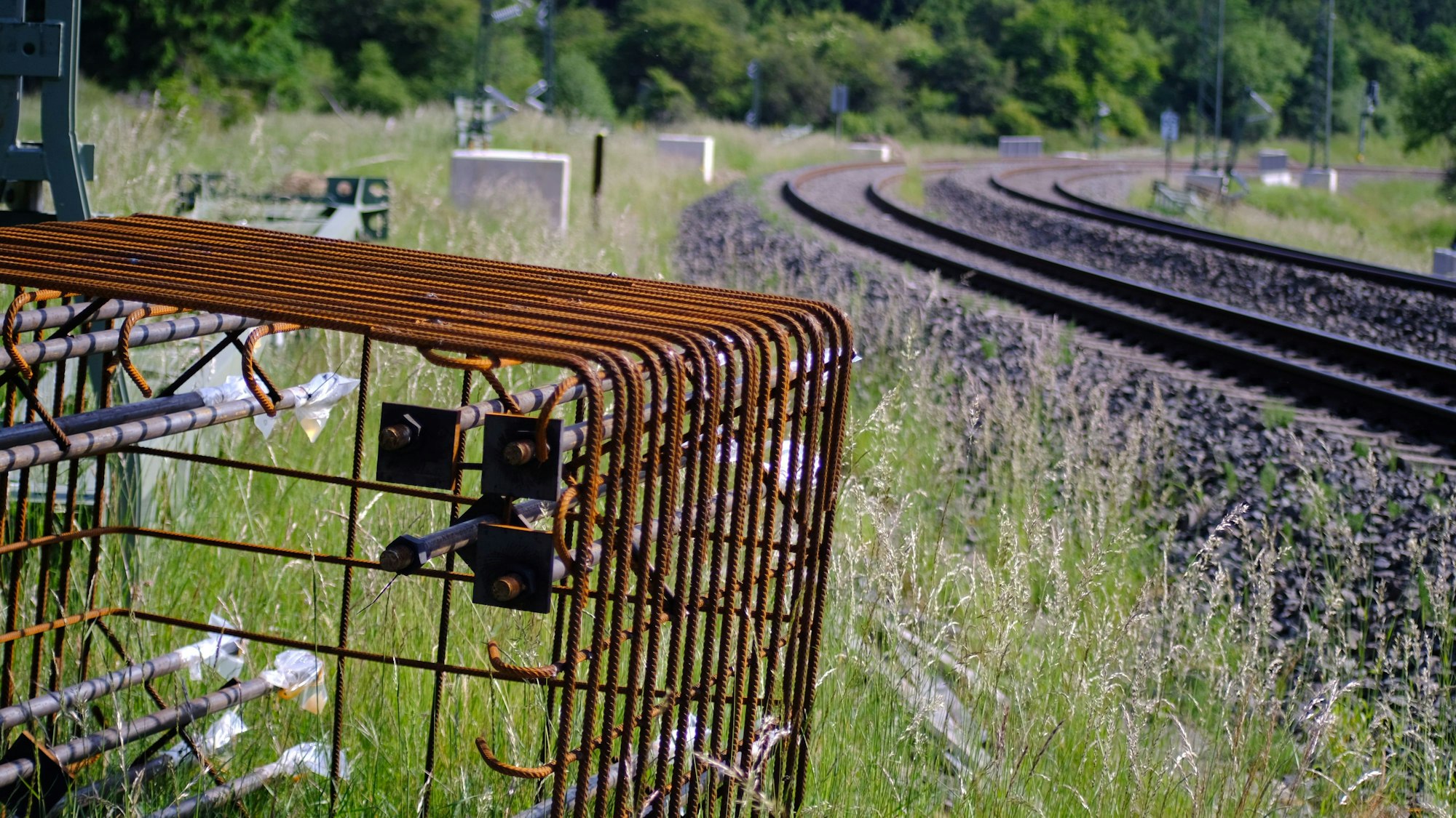 In der Nähe des Bahnhofs Blankenheim (Wald) liegt ein Bewehrungskorb für das Fundament eines Oberleitungsmasts.