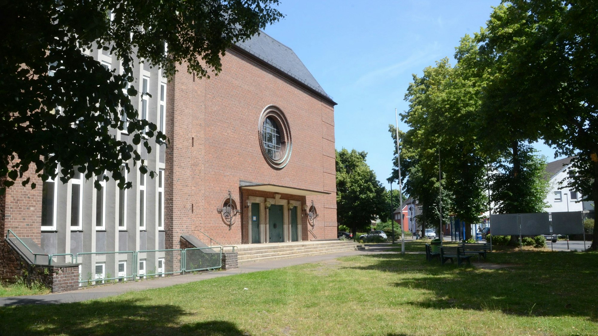 Eine Idee für den Platz vor der katholischen Kirche: eine lange Tafel für Gemeinsamkeit