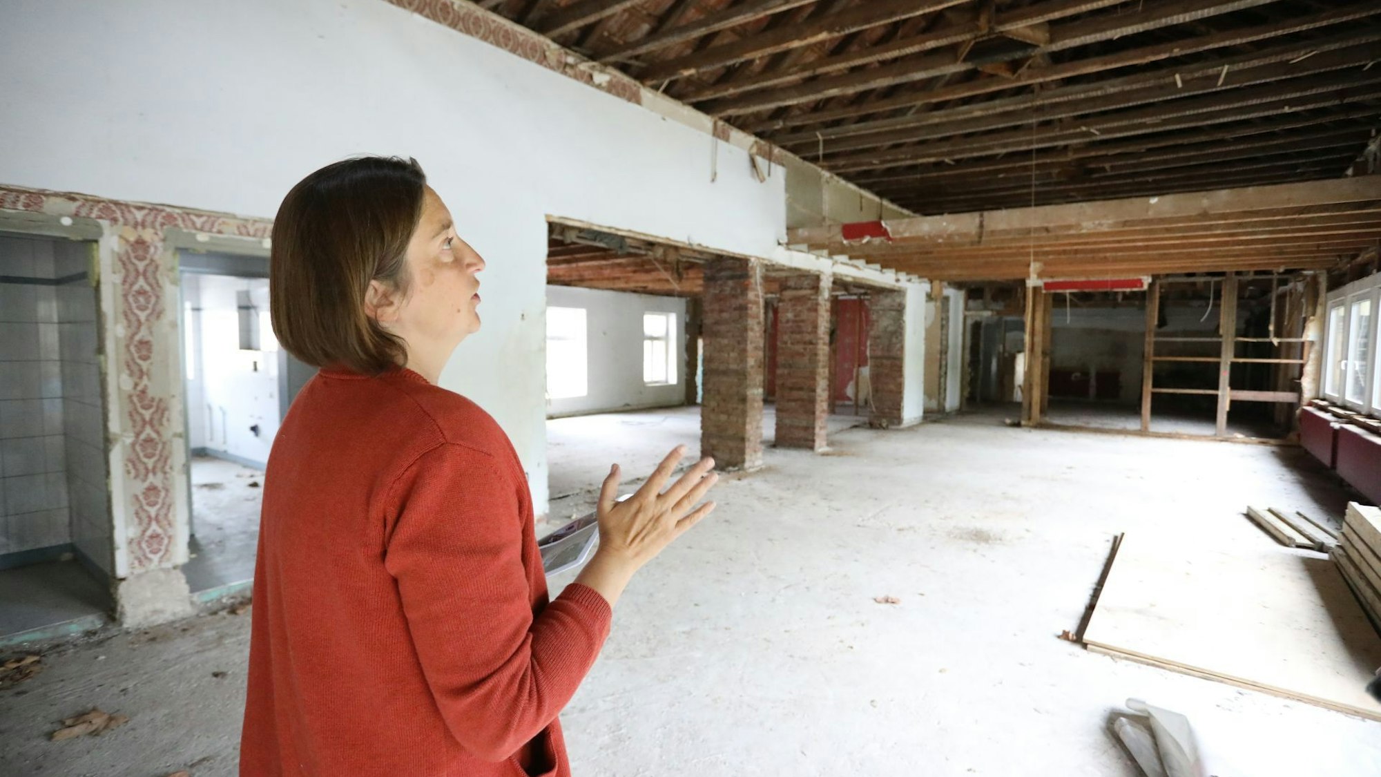 Bei einem Besichtigungstermin erklärt Miriam Jennewein den Stand der Dinge in der Immobilie.