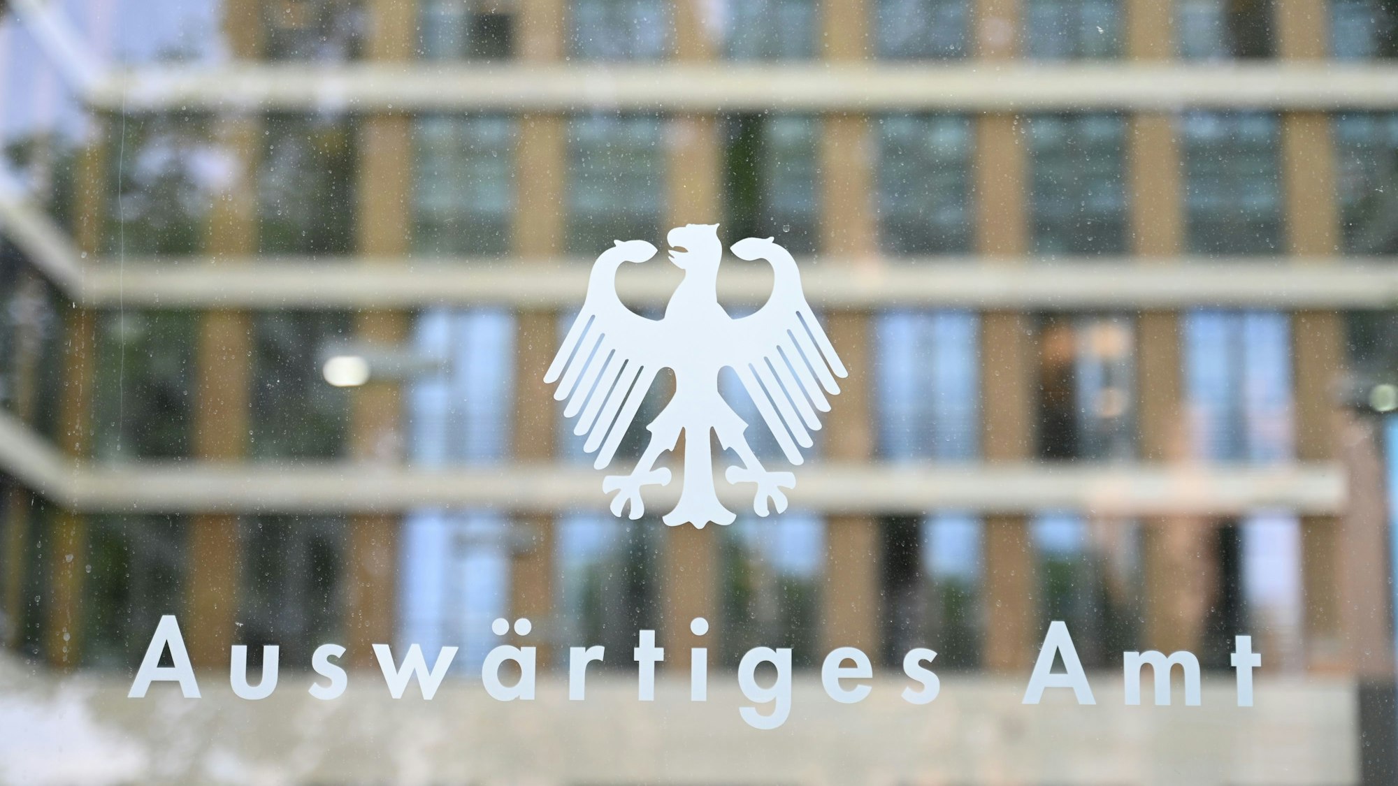 Das Verwaltungsgericht Berlin entscheidet, dass das Auswärtige Amt Lageberichte zu Iran und Nigeria ungeschwärzt herausgeben muss.