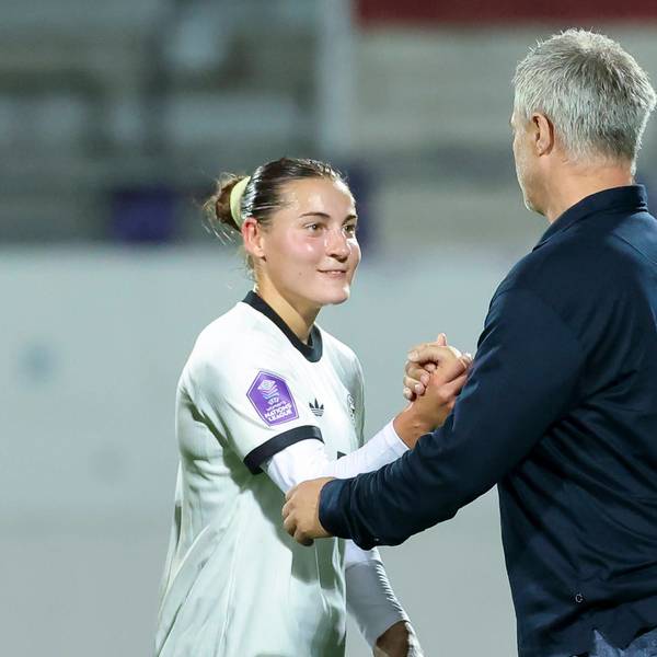 Carlotta Wamser Germany und Bundestrainer Christian Wueck Germany geben sich die Hand, UEFA Women s Nations League 2024/25 Grp A1 MD6, Austria and Germany, Viola Park am 03. June 2025 in Wien, Oesterreich. Foto von Marco Steinbrenner/DeFodi Images Carlotta Wamser Germany und Bundestrainer Christian Wueck Germany shake hands, UEFA Women s Nations League 2024/25 Grp A1 MD6, Austria and Germany, Viola Park, June 3, 2025 in Vienna, Austria. Photo by Marco Steinbrenner/DeFodi Images *** Carlotta Wamser Germany and national coach Christian Wueck Germany shake hands, UEFA Women s Nations League 2024 25 Grp A1 MD6, Austria and Germany, Viola Park on June 03, 2025 in Vienna, Austria Photo by Marco Steinbrenner DeFodi Images Carlotta Wamser Germany and national coach Christian Wueck Germany shake hands, UEFA Women s Nations League 2024 25 Grp A1 MD6, Austria and Germany, Viola Park, June 3, 2025 in Vienna, Austria Photo by Marco Steinbrenner DeFodi Images