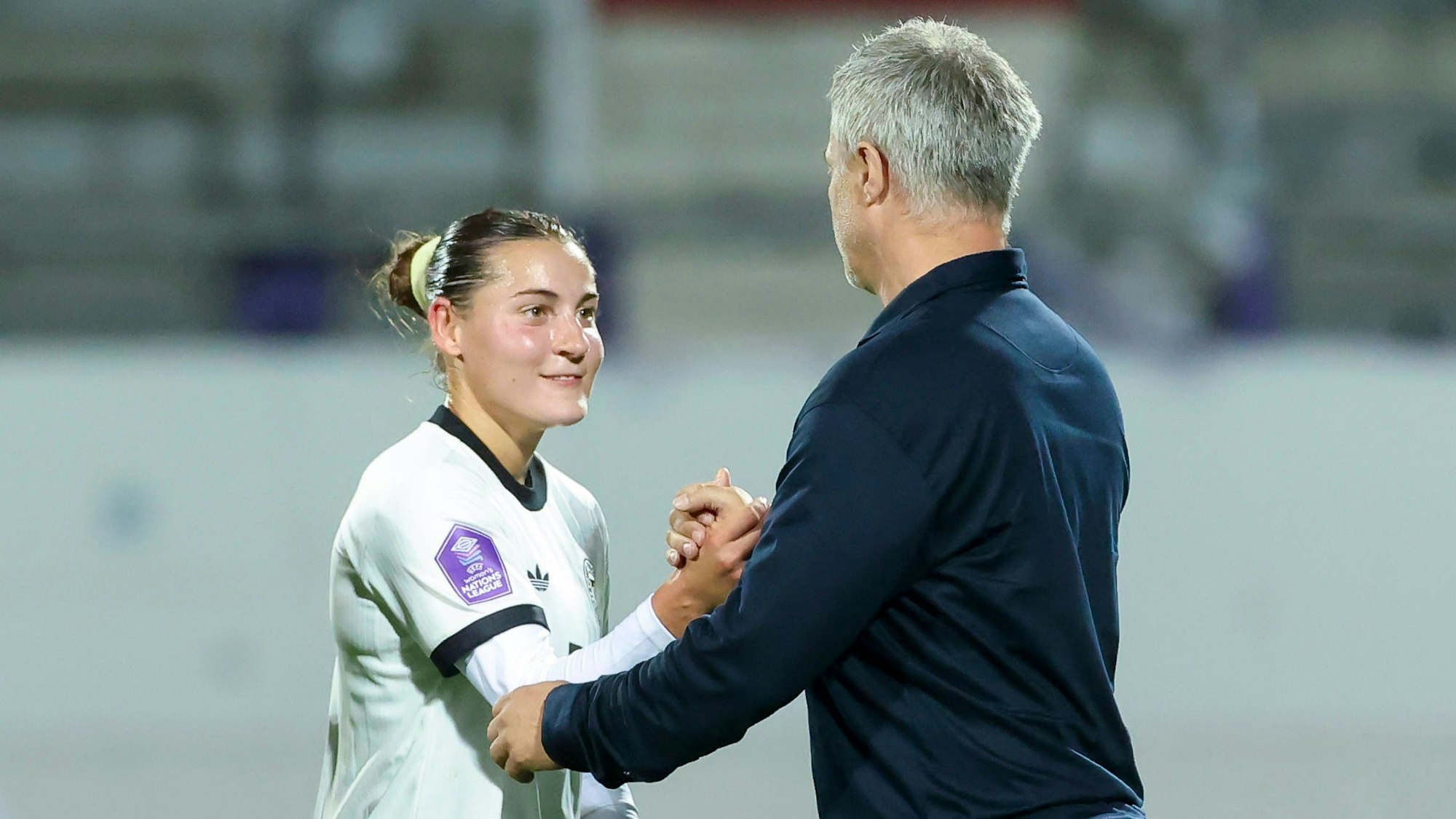 Carlotta Wamser Germany und Bundestrainer Christian Wueck Germany geben sich die Hand, UEFA Women s Nations League 2024/25 Grp A1 MD6, Austria and Germany, Viola Park am 03. June 2025 in Wien, Oesterreich. Foto von Marco Steinbrenner/DeFodi Images Carlotta Wamser Germany und Bundestrainer Christian Wueck Germany shake hands, UEFA Women s Nations League 2024/25 Grp A1 MD6, Austria and Germany, Viola Park, June 3, 2025 in Vienna, Austria. Photo by Marco Steinbrenner/DeFodi Images *** Carlotta Wamser Germany and national coach Christian Wueck Germany shake hands, UEFA Women s Nations League 2024 25 Grp A1 MD6, Austria and Germany, Viola Park on June 03, 2025 in Vienna, Austria Photo by Marco Steinbrenner DeFodi Images Carlotta Wamser Germany and national coach Christian Wueck Germany shake hands, UEFA Women s Nations League 2024 25 Grp A1 MD6, Austria and Germany, Viola Park, June 3, 2025 in Vienna, Austria Photo by Marco Steinbrenner DeFodi Images