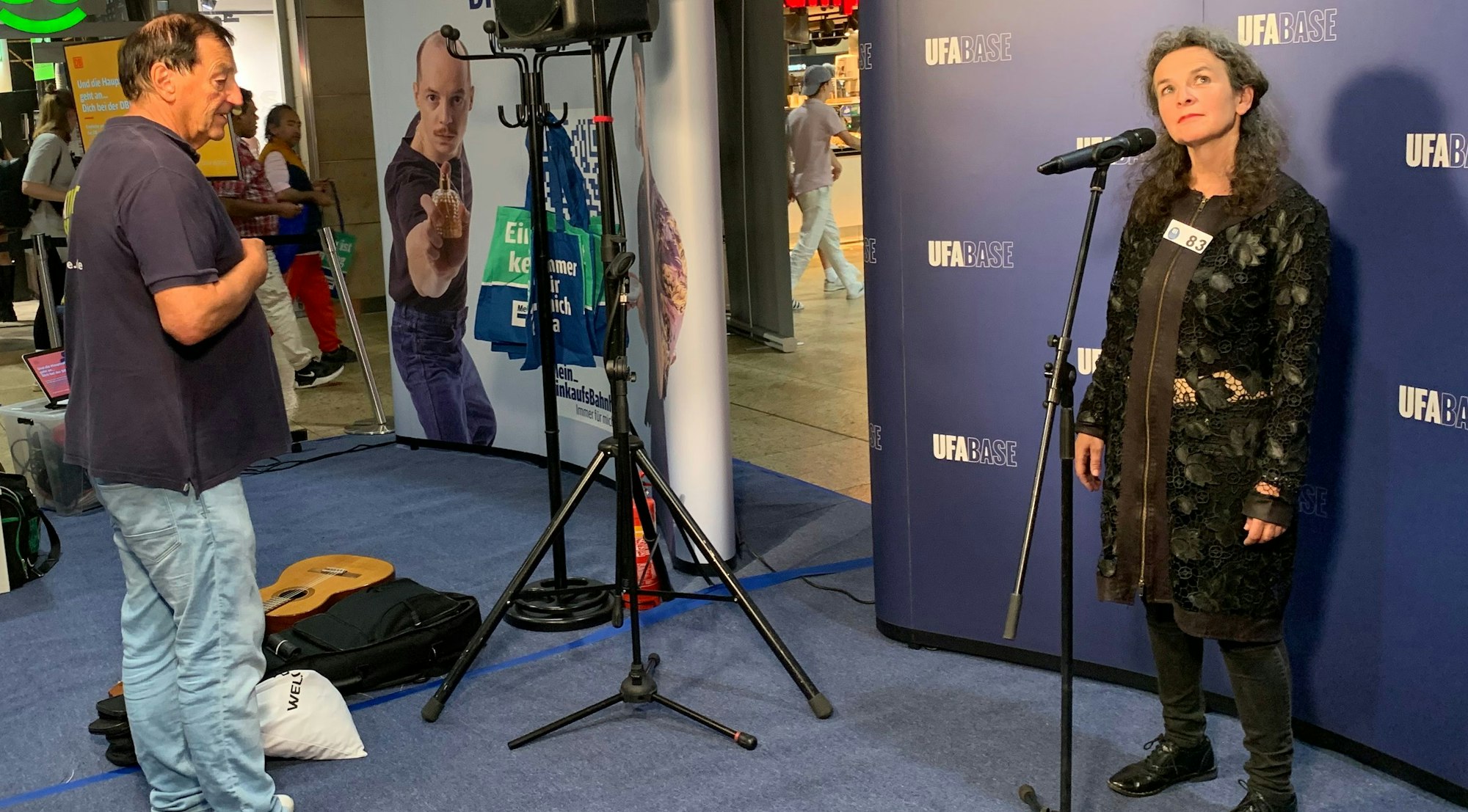 Ein Mann und eine Frau führen ein Rollenspiel auf.