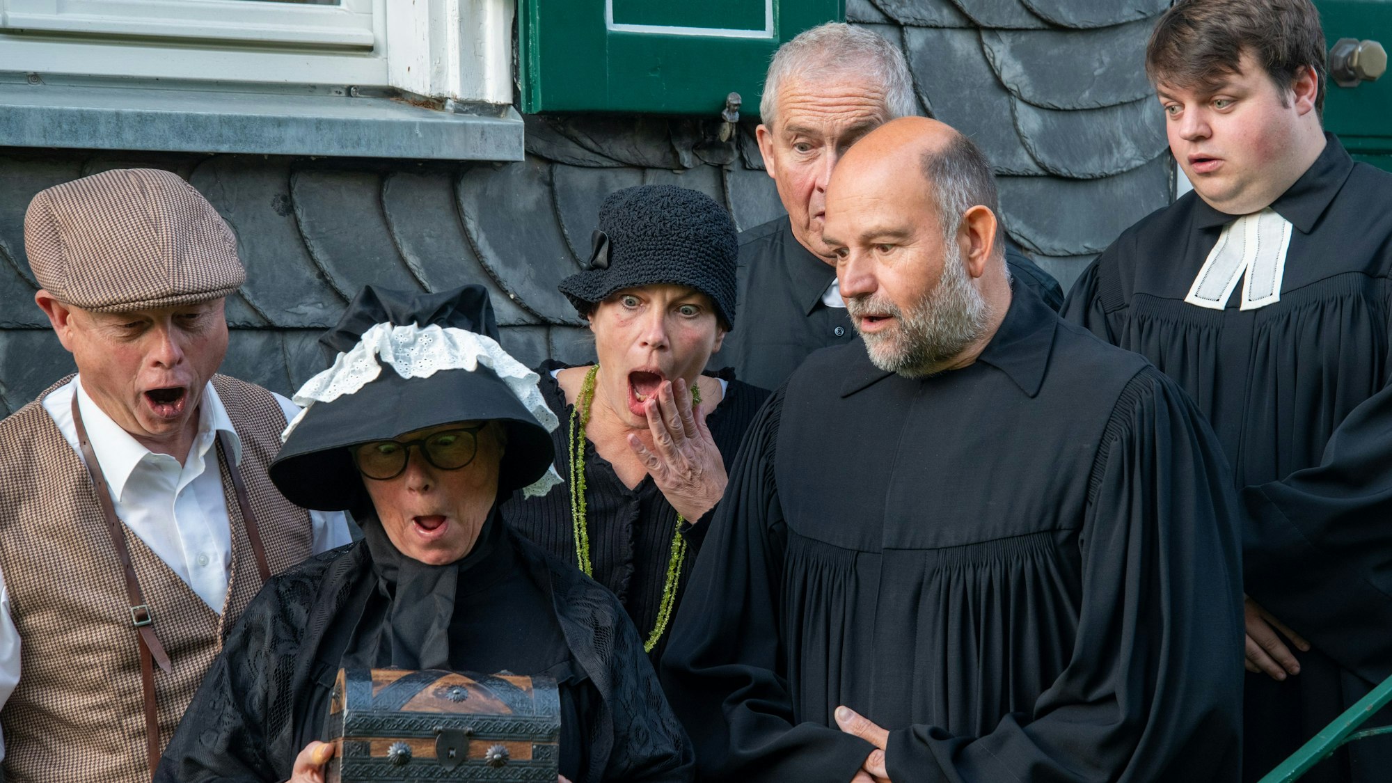 Zum Ensemble der Schauspielgruppe Bühnenzauber aus Seelscheid gehören (v.l.) Georg Nies, Beatrix Kissel, Kerstin Vogel, Bernd Alioschat, Roland Müller und Finn Kost.
