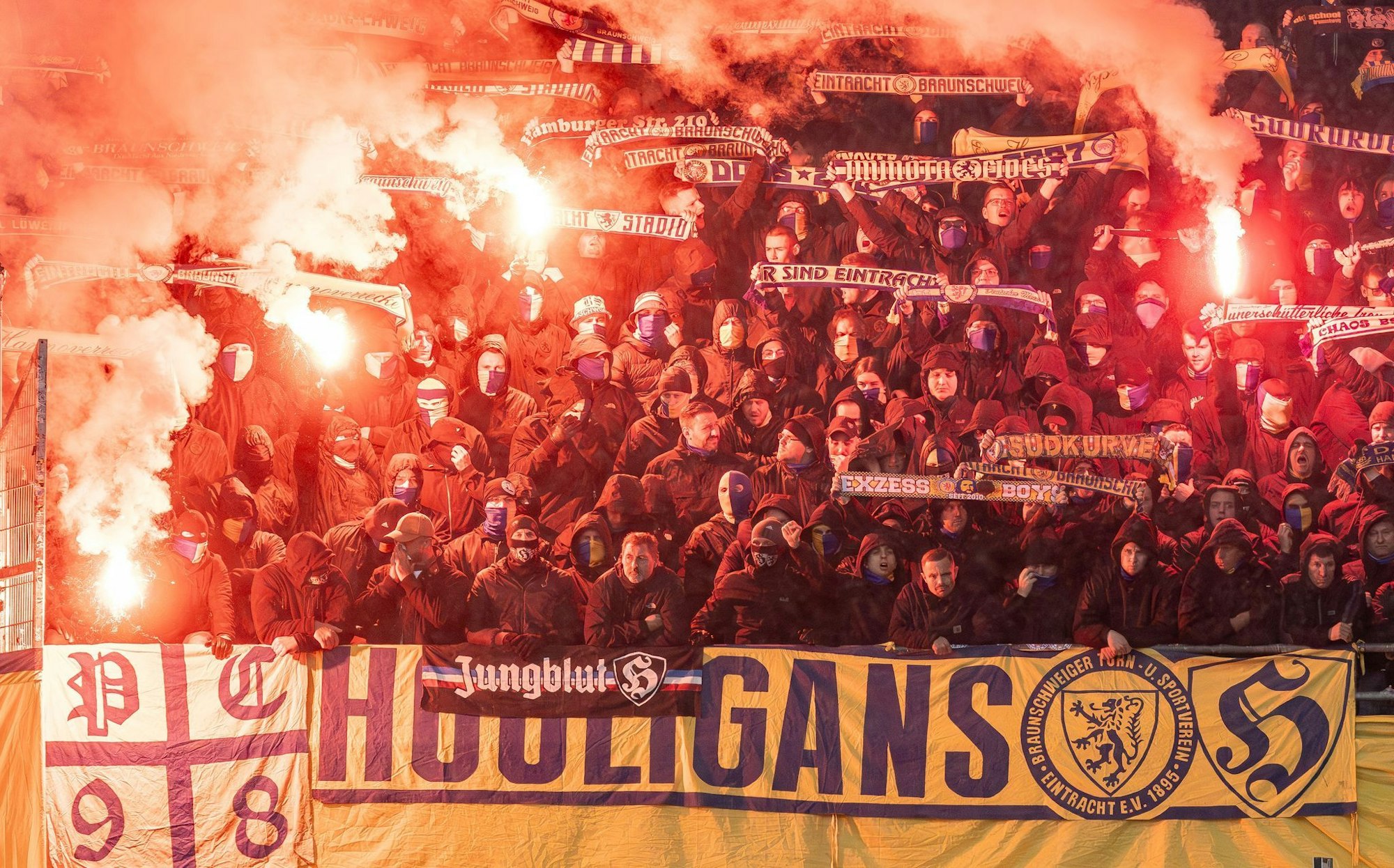 Die Innenminister nehmen die Fußballverbände für mehr Sicherheit in den Stadien in die Pflicht.