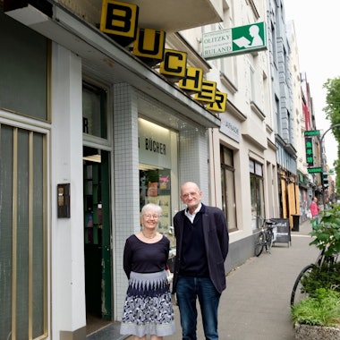 Eine Frau und ein Mann stehen vor Buchhandlung an der Luxemburger Straße.
