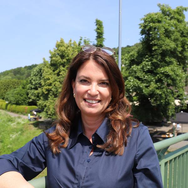 Nadja Johnen tritt für die CDU als Parteilose an als Kandidatin für den Bürgermeisterposten. Die Brücke über die Sieg in Weingartsgasse mit Blick auf die Sieglinde ist einer ihrer Lieblingsorte.