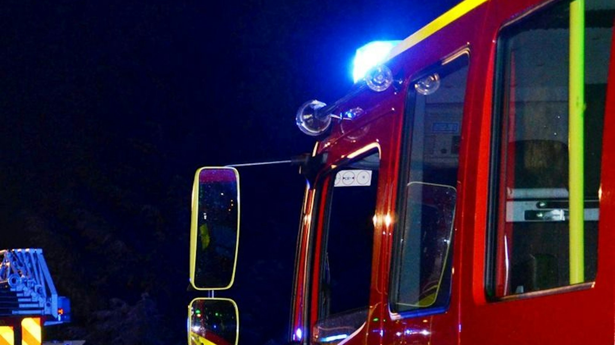 Feuerwehreinsatz bei einem Mülltonnenbrand in Monheim am Rhein.