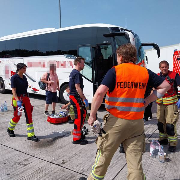 Zahlreiche Kräfte von Feuerwehr und Rettungsdienst waren zur Autobahnraststätte nach Siegburg gekommen.