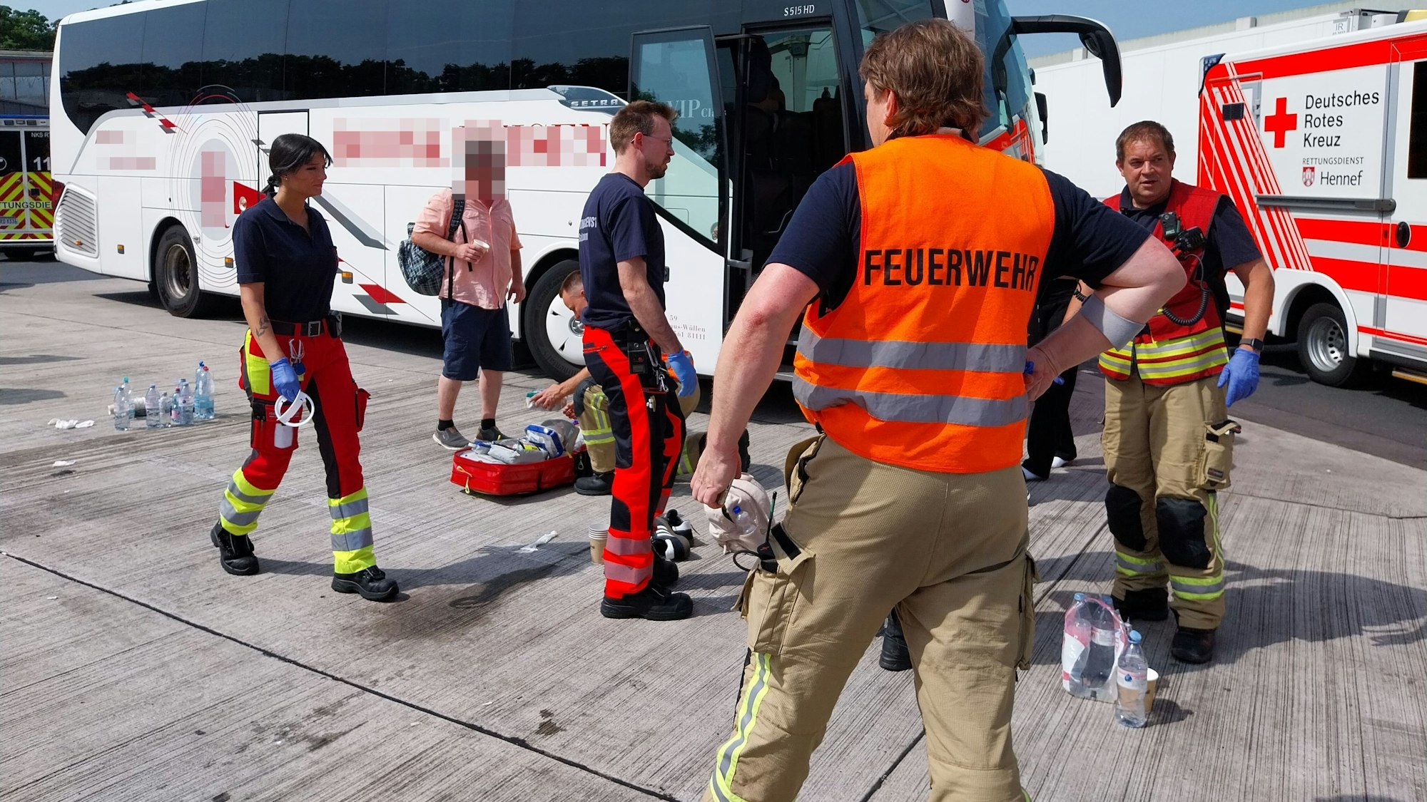 Zahlreiche Kräfte von Feuerwehr und Rettungsdienst waren zur Autobahnraststätte nach Siegburg gekommen.