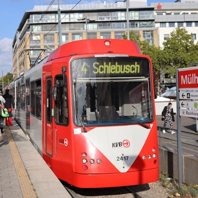 Eine KVB-Stadtbahn der Linie 4 steht an einer Haltestelle