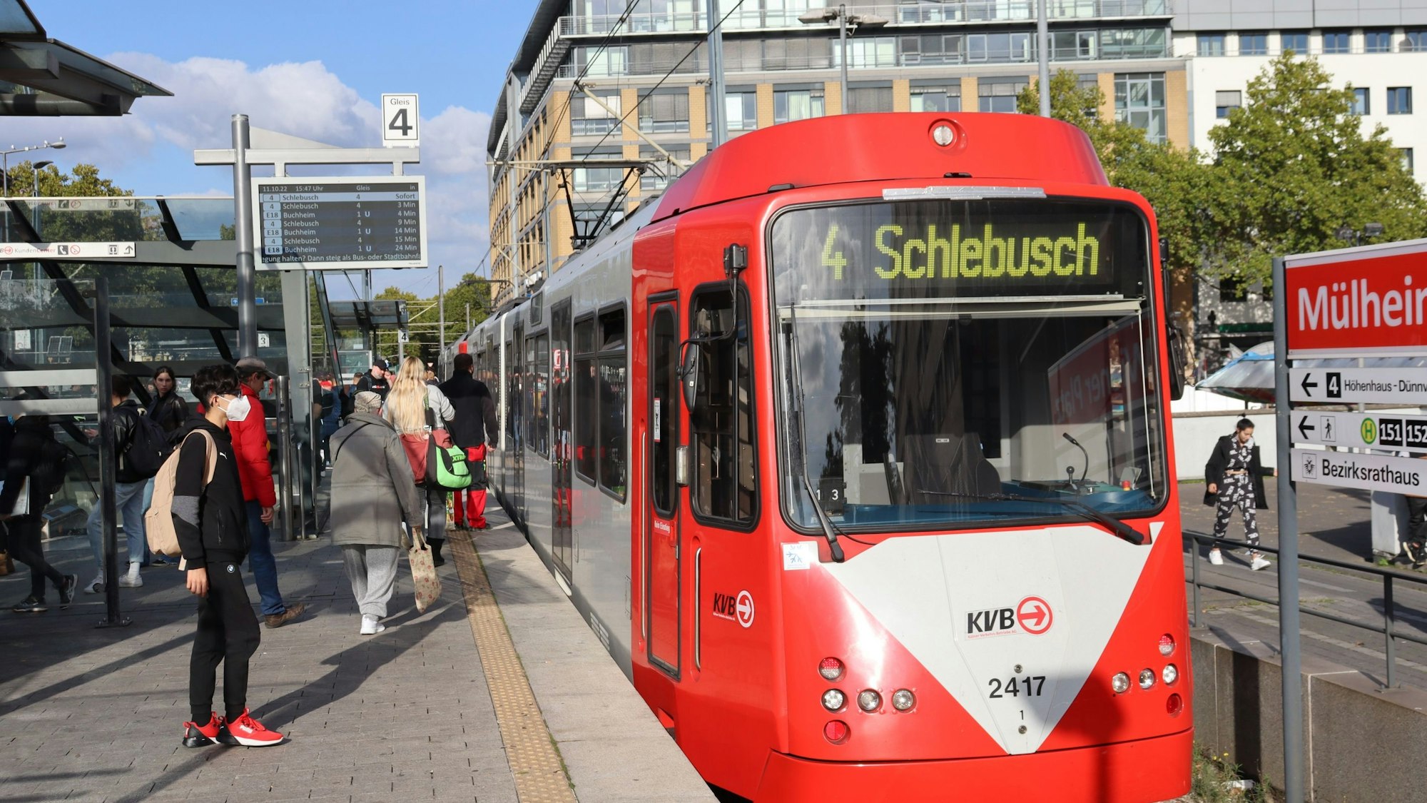 Das Foto zeigt einen Zug der Stadtbahnlinie 4 im Bereich Wiener Platz getrennt. Foto: Uwe Schäfer