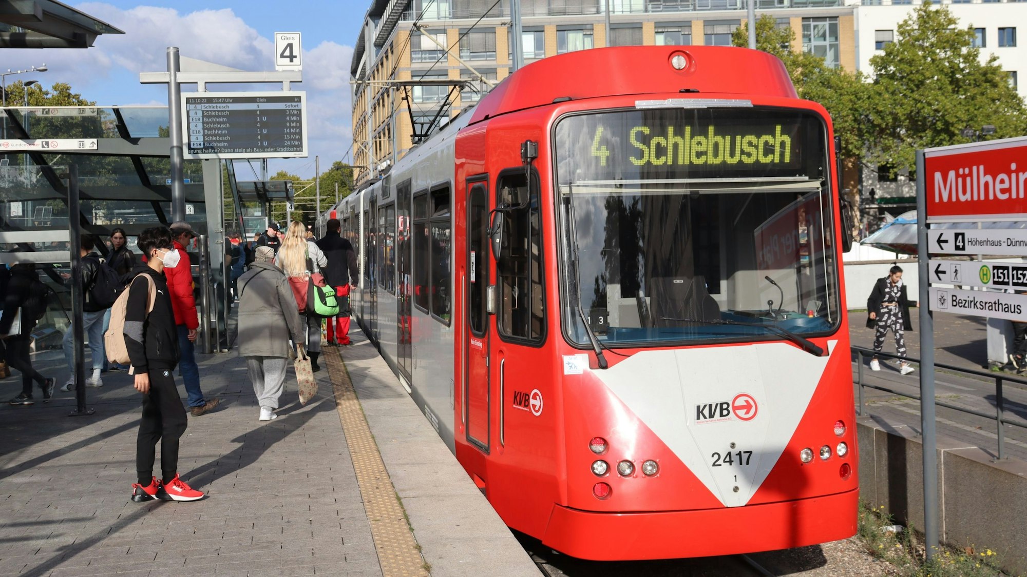 Eine KVB-Stadtbahn der Linie 4 steht an einer Haltestelle