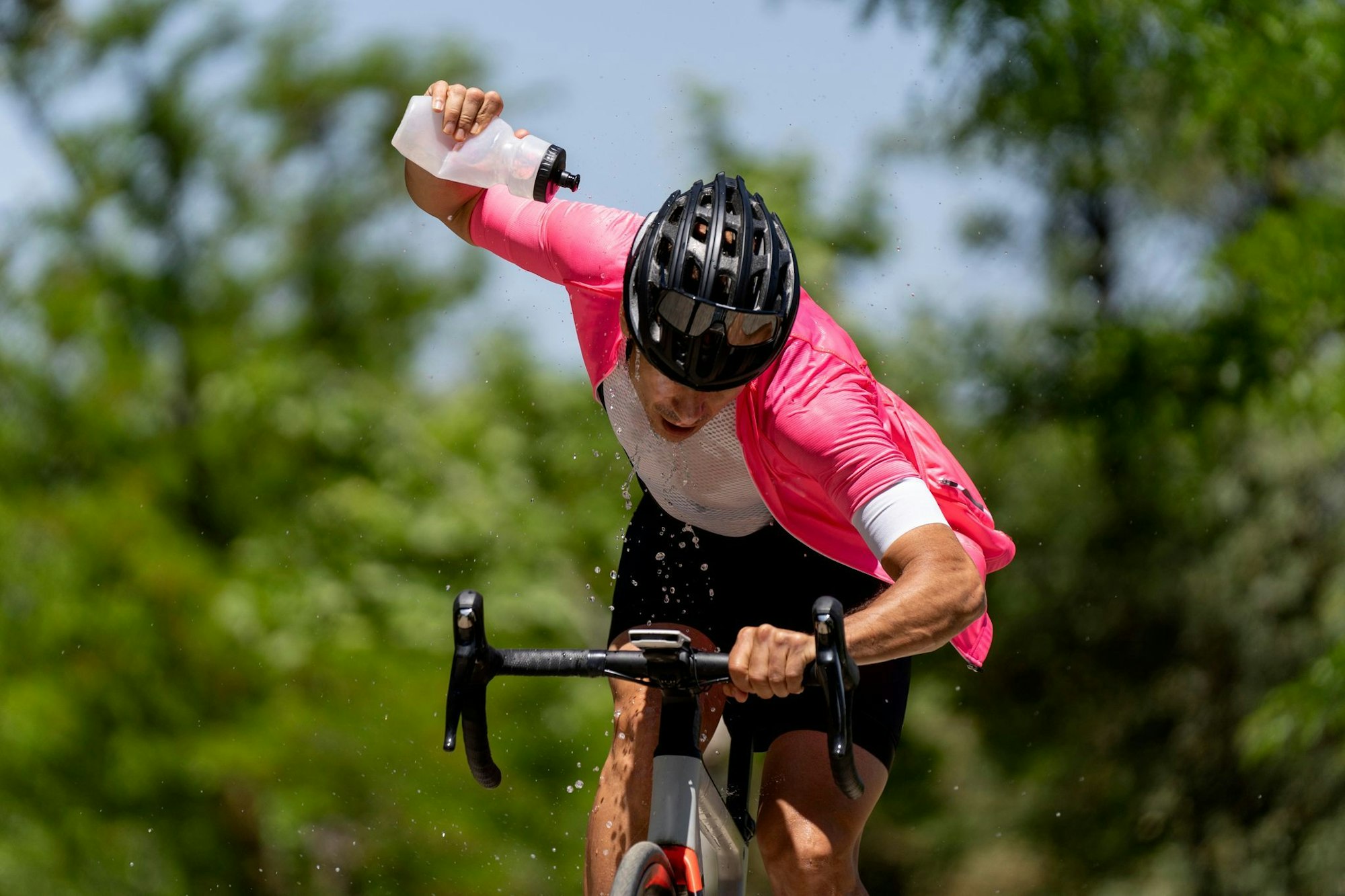 Sportarten wie Radfahren, Joggen oder Fußball sind an heißen Tagen eine besondere Belastung für den Körper - auch, weil man dabei oft der prallen Sonne ausgesetzt ist.