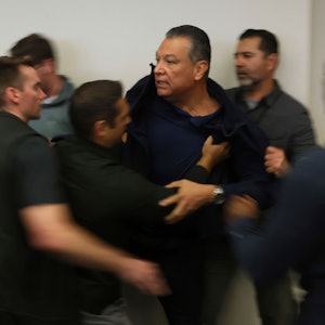 Der kalifornische Senator Alex Padilla (2.v.r) wird aus dem Raum gedrängt, als US-Heimatschutzministerin Noem eine Pressekonferenz zu den jüngsten Protesten in Los Angeles abhält.