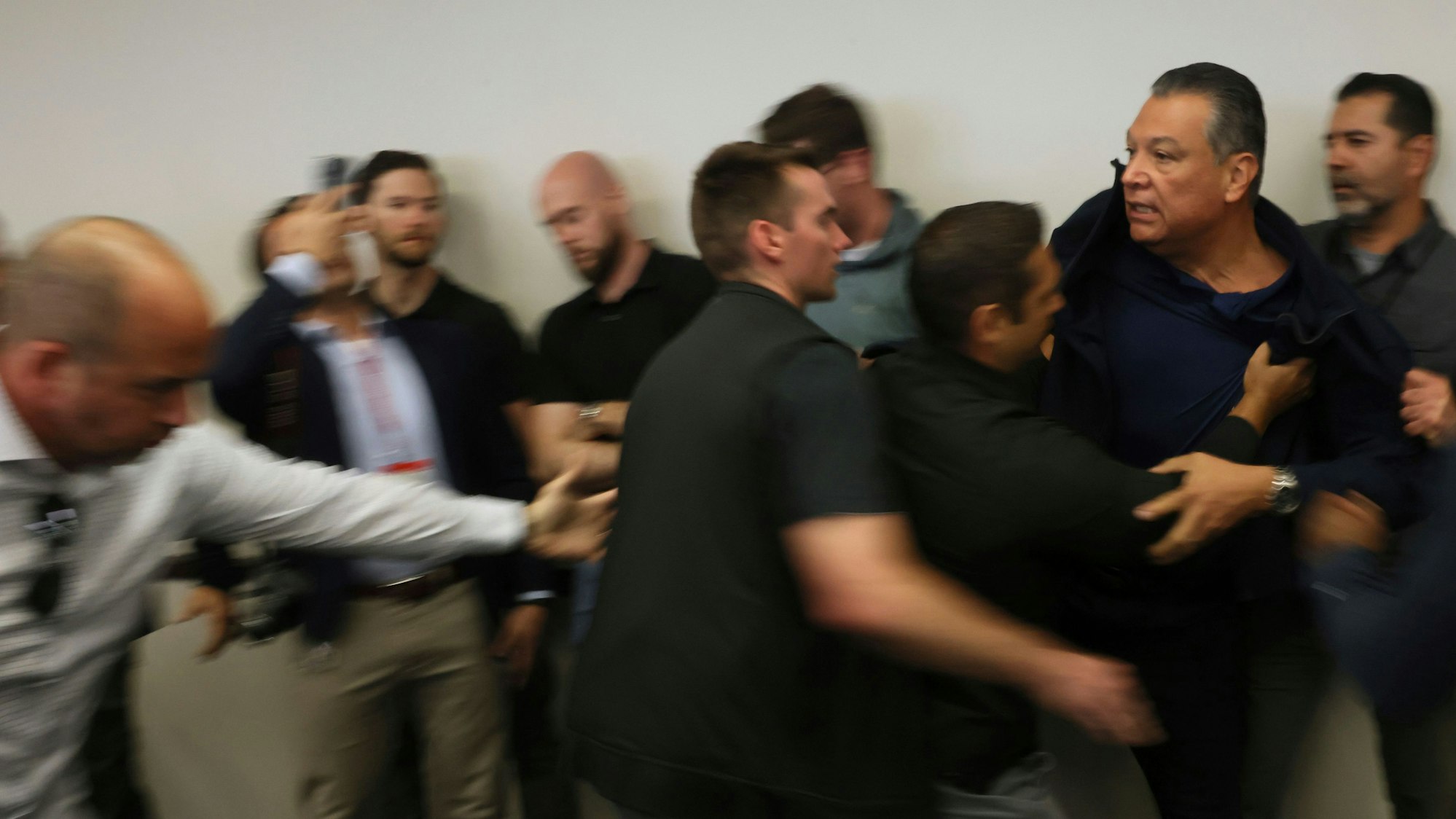 Der kalifornische Senator Alex Padilla (2.v.r) wird aus dem Raum gedrängt, als US-Heimatschutzministerin Noem eine Pressekonferenz zu den jüngsten Protesten in Los Angeles abhält.