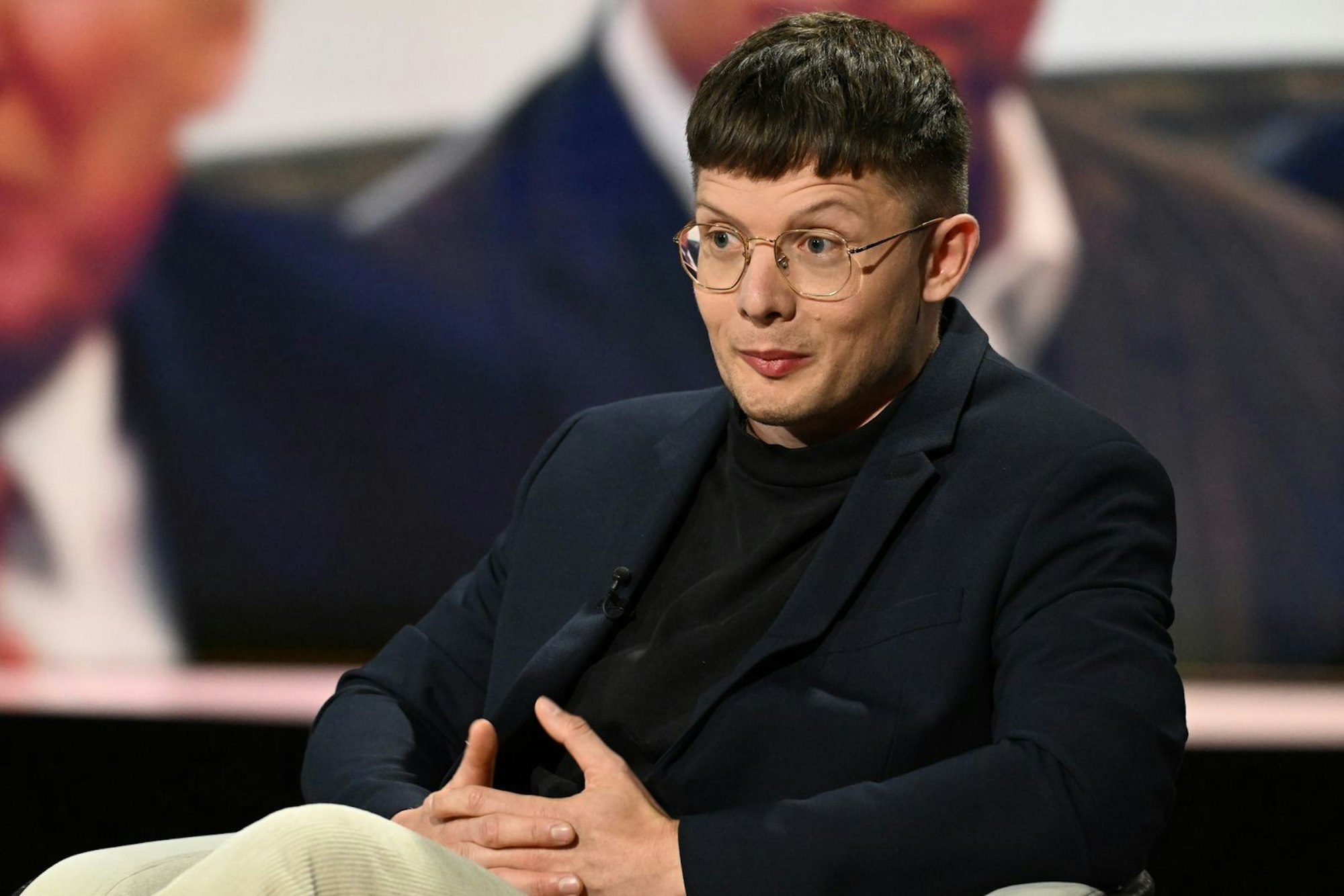 Podcaster Fritz Espenlaub legte sich verbal mit Jan van Aken an und bezeichnete die Debatte um weitere Waffenlieferungen als „absurd“. (Bild: ZDF / Cornelia Lehmann)