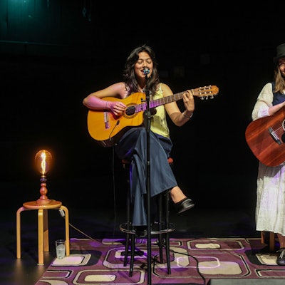 Emily Otto (l.) und Luna Keller machten aus der Programmvorstellung ein kleines Wohnzimmerkonzert.