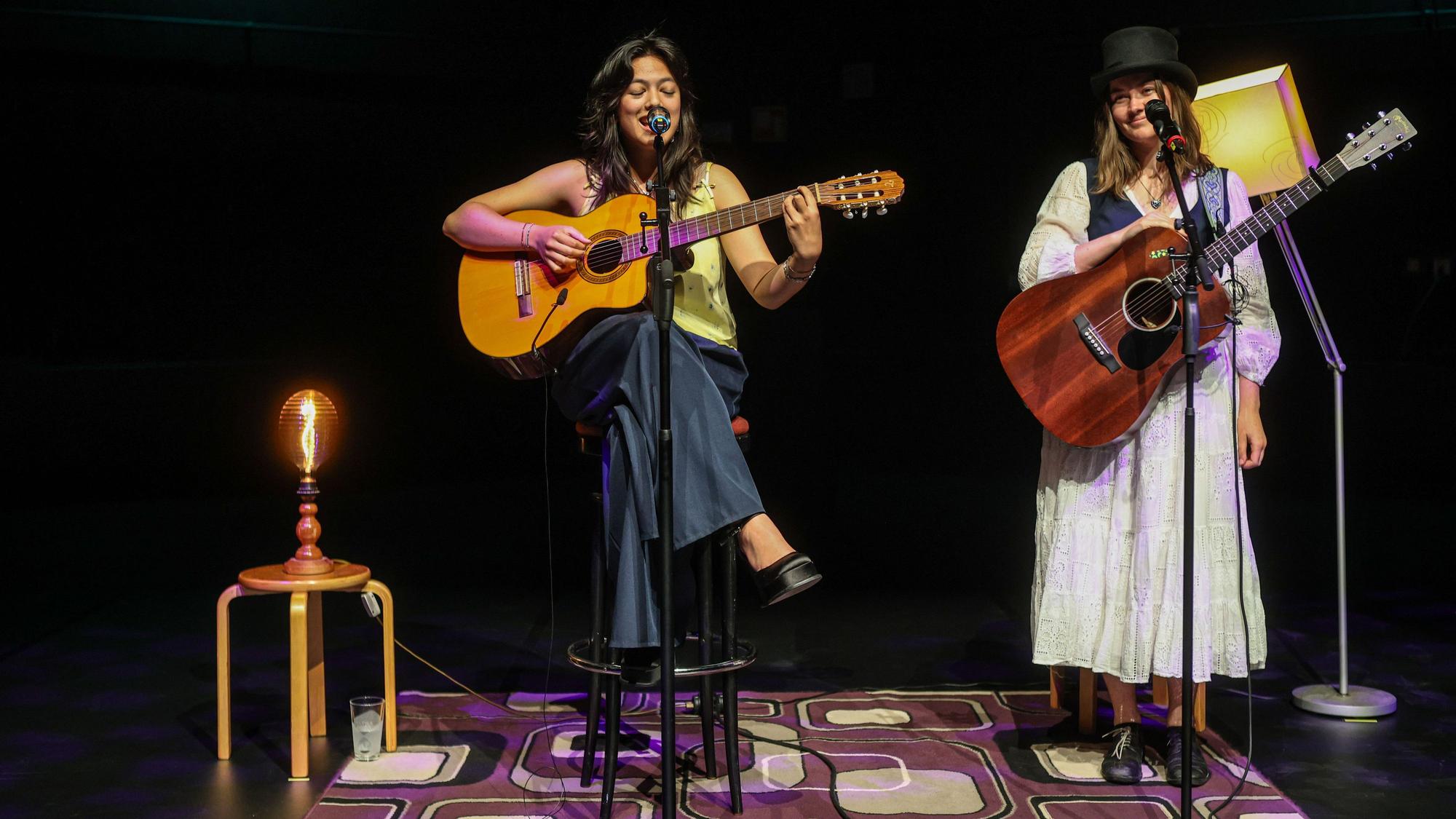 Emily Otto (l.) und Luna Keller machten aus der Programmvorstellung ein kleines Wohnzimmerkonzert.