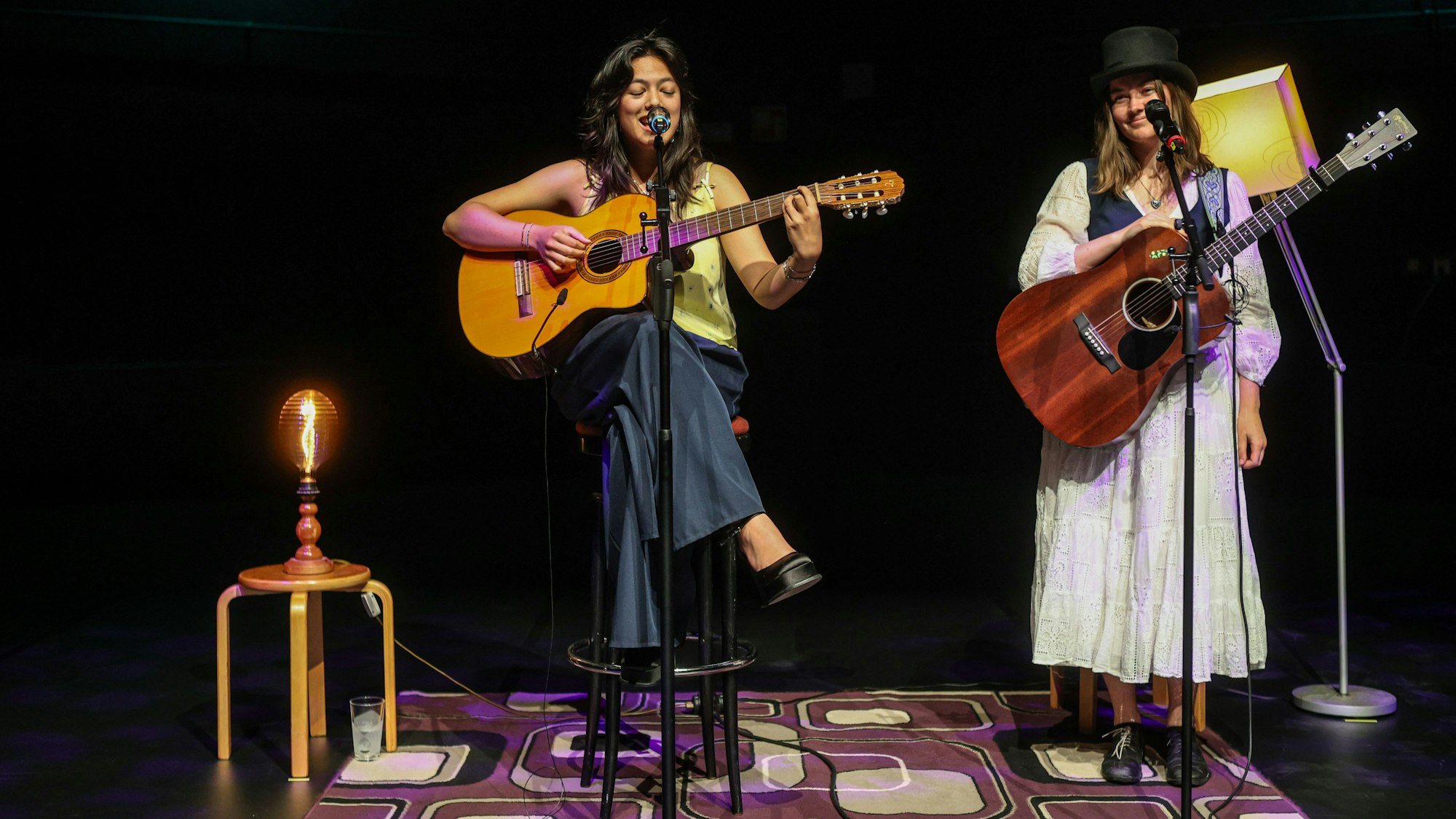 Emily Otto (l.) und Luna Keller machten aus der Programmvorstellung ein kleines Wohnzimmerkonzert.