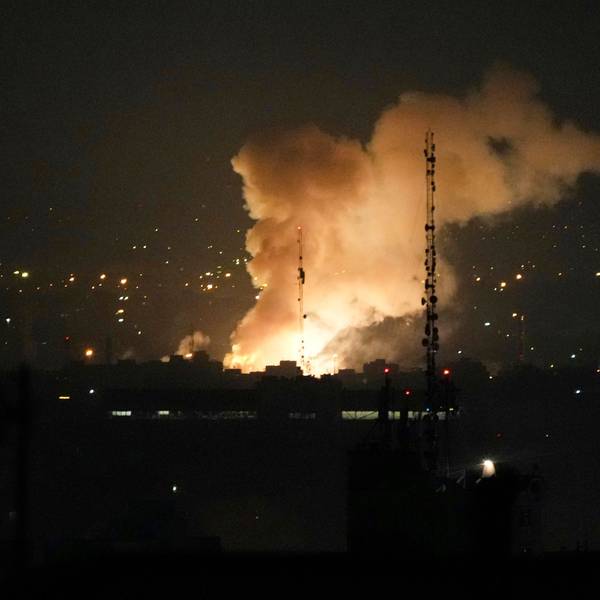 13.06.2025, Iran, Teheran: Nach einer Explosion in Teheran steigt Rauch auf. Foto: Vahid Salemi/AP/dpa +++ dpa-Bildfunk +++