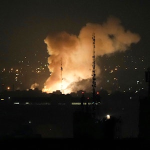 13.06.2025, Iran, Teheran: Nach einer Explosion in Teheran steigt Rauch auf. Foto: Vahid Salemi/AP/dpa +++ dpa-Bildfunk +++