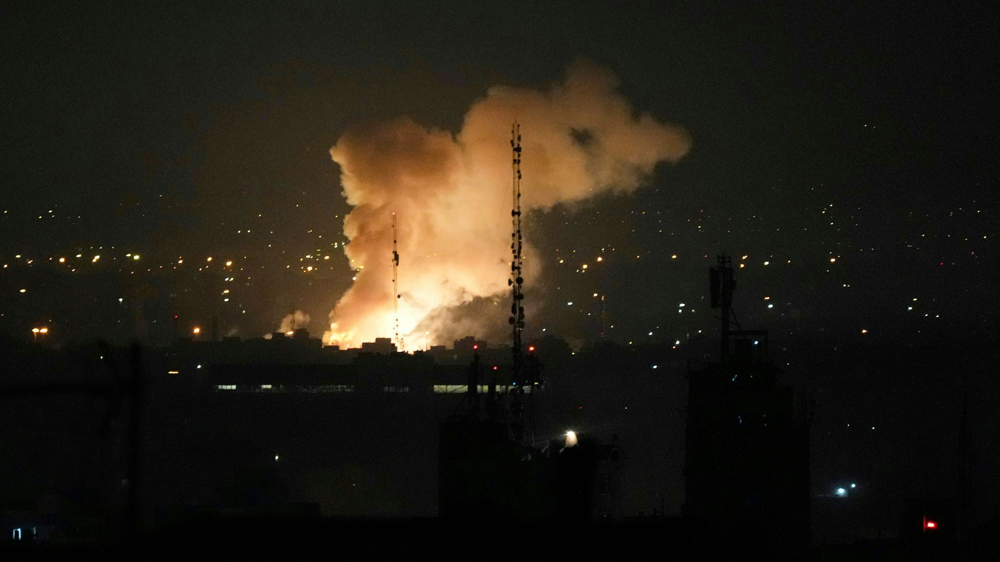 13.06.2025, Iran, Teheran: Nach einer Explosion in Teheran steigt Rauch auf. Foto: Vahid Salemi/AP/dpa +++ dpa-Bildfunk +++