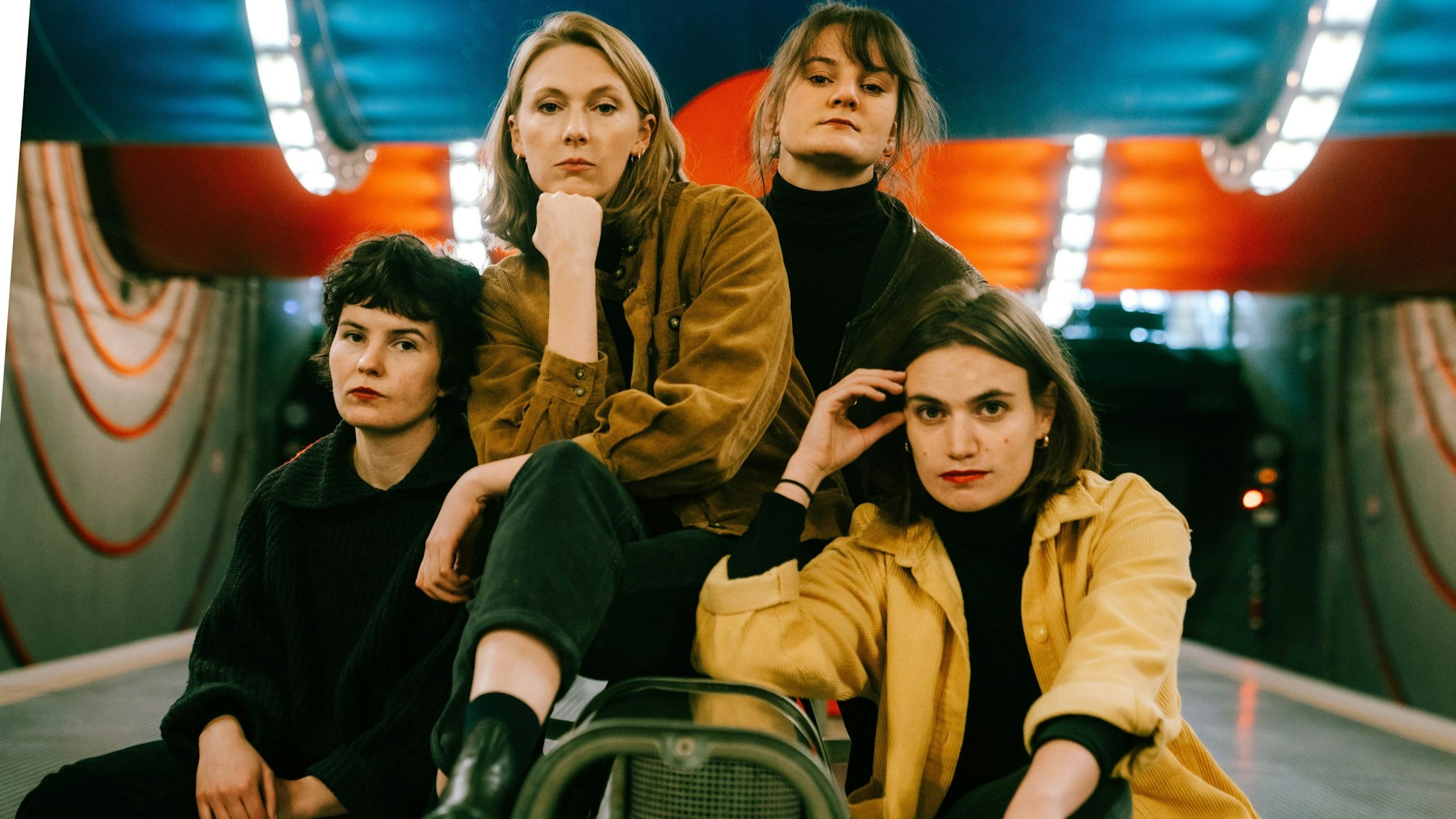 Zu sehen sind die vier Musikerinnen des Quartetts Hilde.