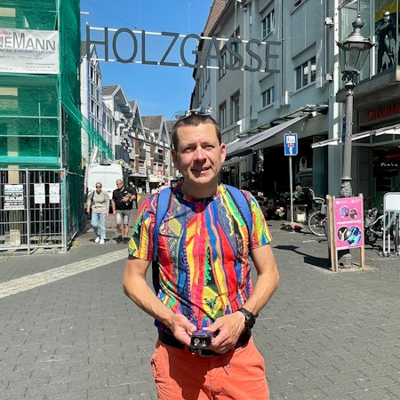 Meteorologe Karsten Brandt mit dem Hitzemesser unterwegs in Siegburg. In der Holzgasse hinter ihm staut sich die Hitze.