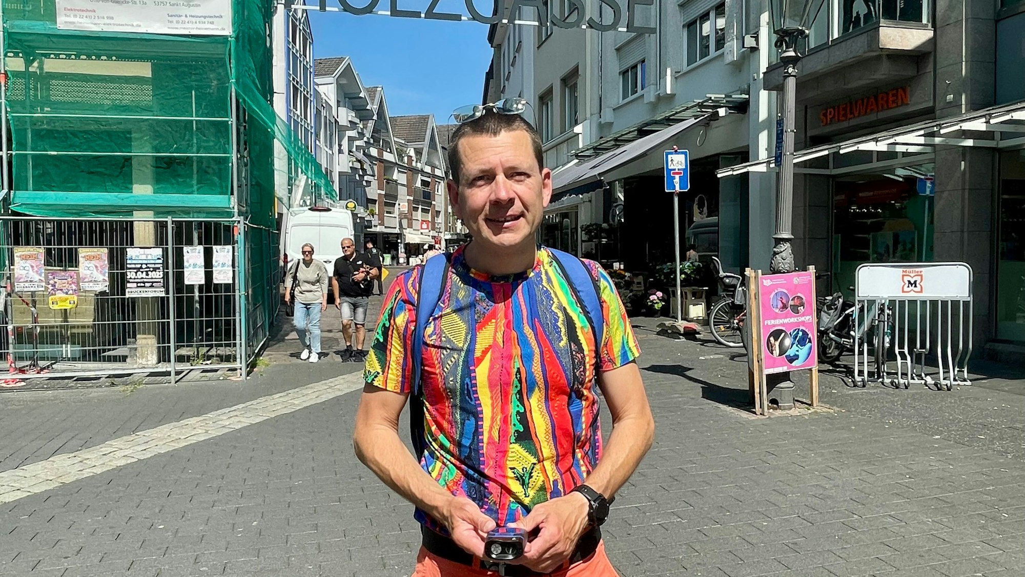 Meteorologe Karsten Brandt mit dem Hitzemesser unterwegs in Siegburg. In der Holzgasse hinter ihm staut sich die Hitze.