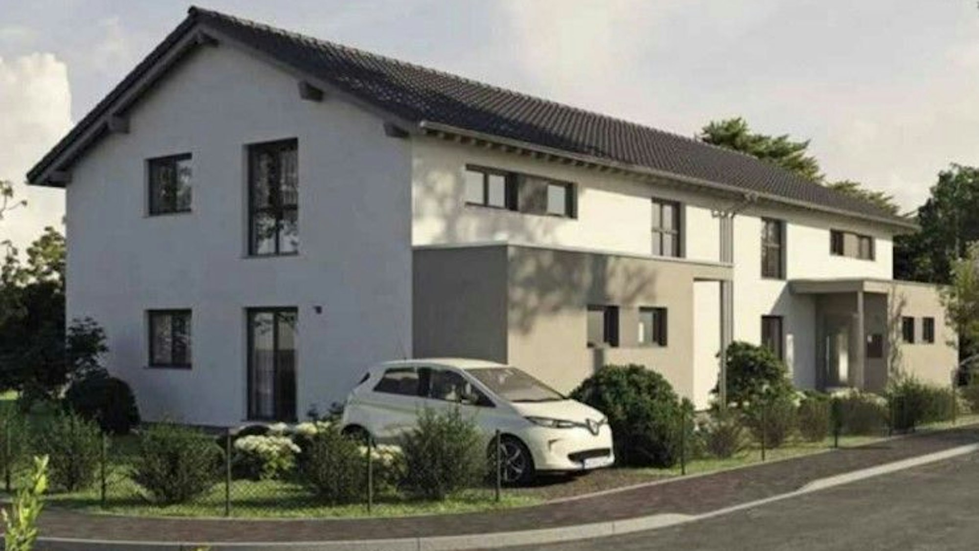 Vor einem Mehrfamilienhaus, das wie ein Einfamilienhaus aussieht, steht ein Auto.