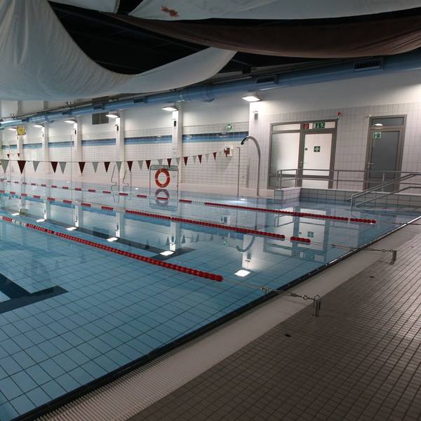 Auch wenn es auf den ersten Blick nicht so wirkt: Bausubstanz und Technik des Niederkasseler Hallenbades sind marode, eine kurzfristige Schließung ist jederzeit möglich.