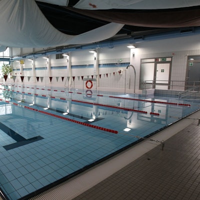Auch wenn es auf den ersten Blick nicht so wirkt: Bausubstanz und Technik des Niederkasseler Hallenbades sind marode, eine kurzfristige Schließung ist jederzeit möglich.