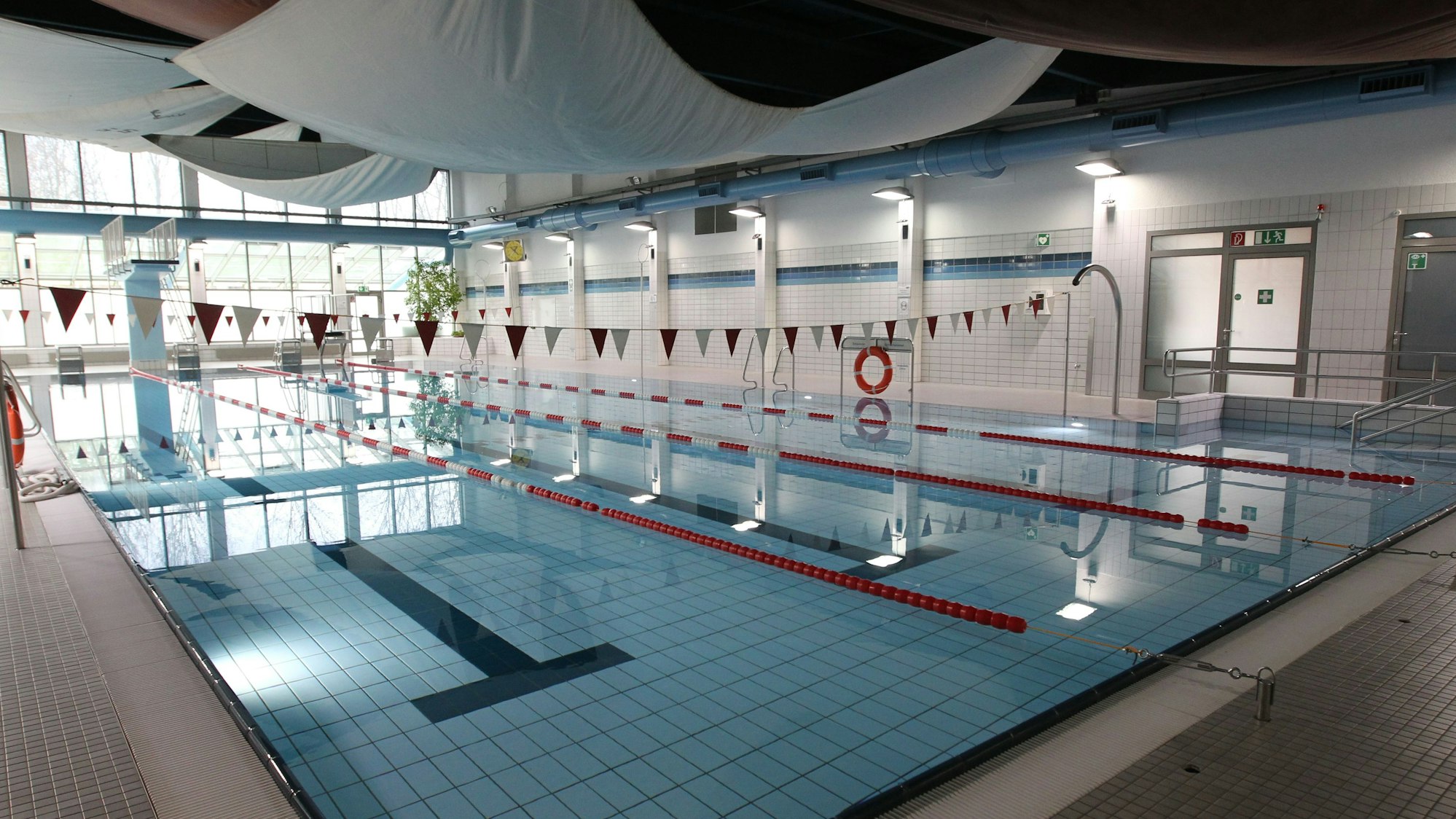 Auch wenn es auf den ersten Blick nicht so wirkt: Bausubstanz und Technik des Niederkasseler Hallenbades sind marode, eine kurzfristige Schließung ist jederzeit möglich.