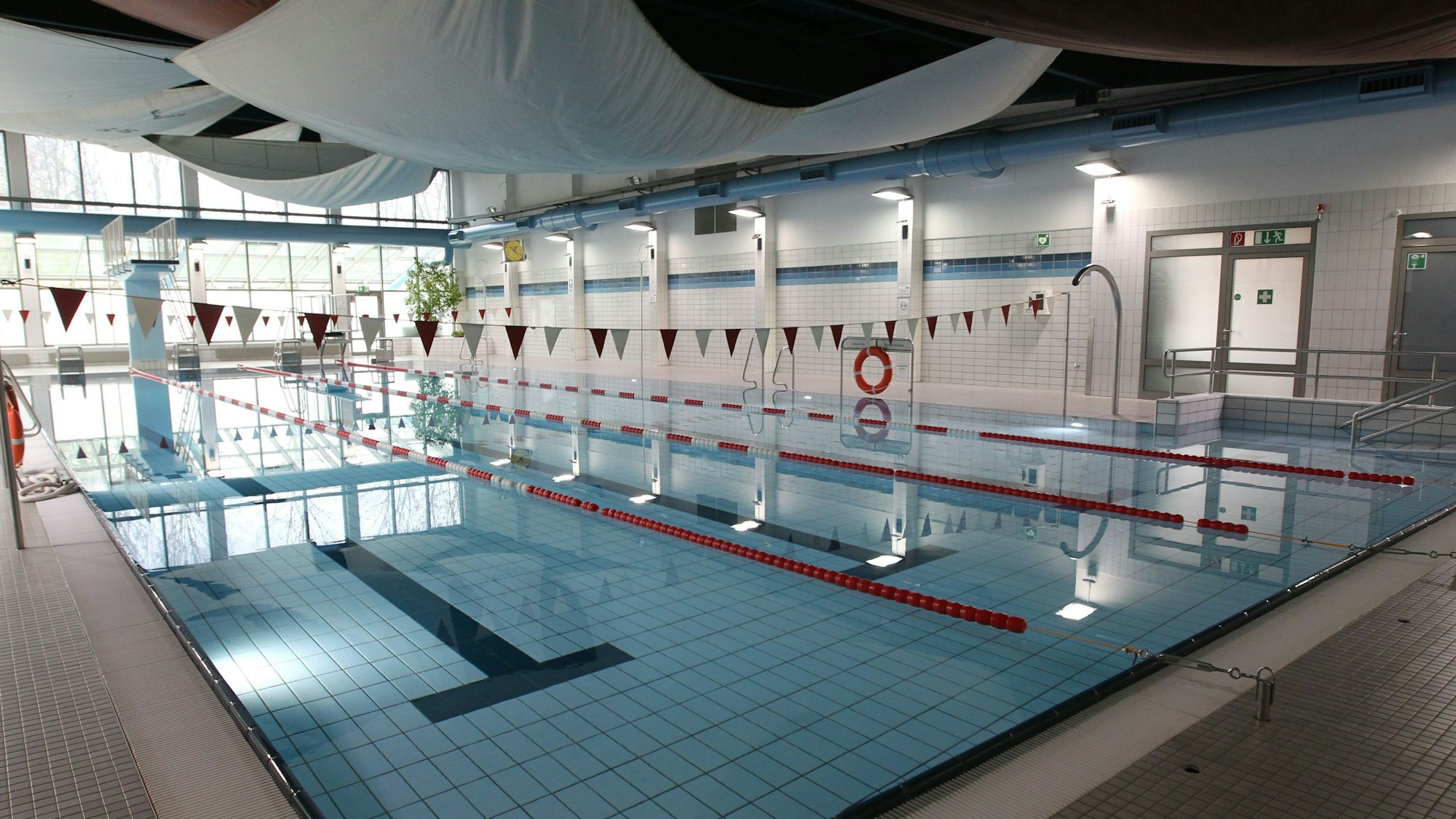 Auch wenn es auf den ersten Blick nicht so wirkt: Bausubstanz und Technik des Niederkasseler Hallenbades sind marode, eine kurzfristige Schließung ist jederzeit möglich.