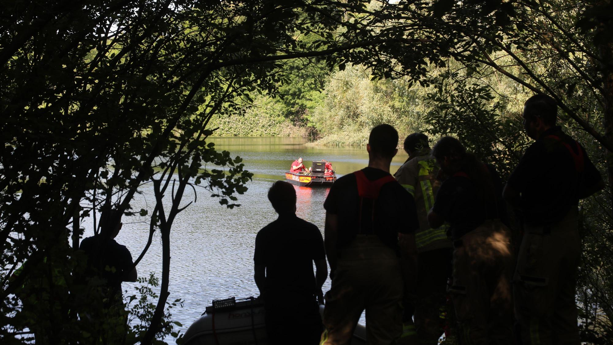 12.06.2025, Köln: Im Wassermannsee in Vogelsang suchen Rettungskräfte nach einem vermissten Mann. Nach Angaben eines Polizeisprechers war am frühen Donnerstagmorgen (12. Juni) zunächst eine Frau aus dem See in gerettet worden. Foto: Arton Krasniqi