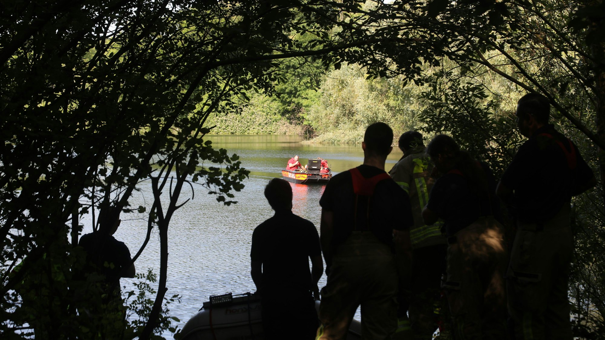 12.06.2025, Köln: Im Wassermannsee in Vogelsang suchen Rettungskräfte nach einem vermissten Mann. Nach Angaben eines Polizeisprechers war am frühen Donnerstagmorgen (12. Juni) zunächst eine Frau aus dem See in gerettet worden. Foto: Arton Krasniqi