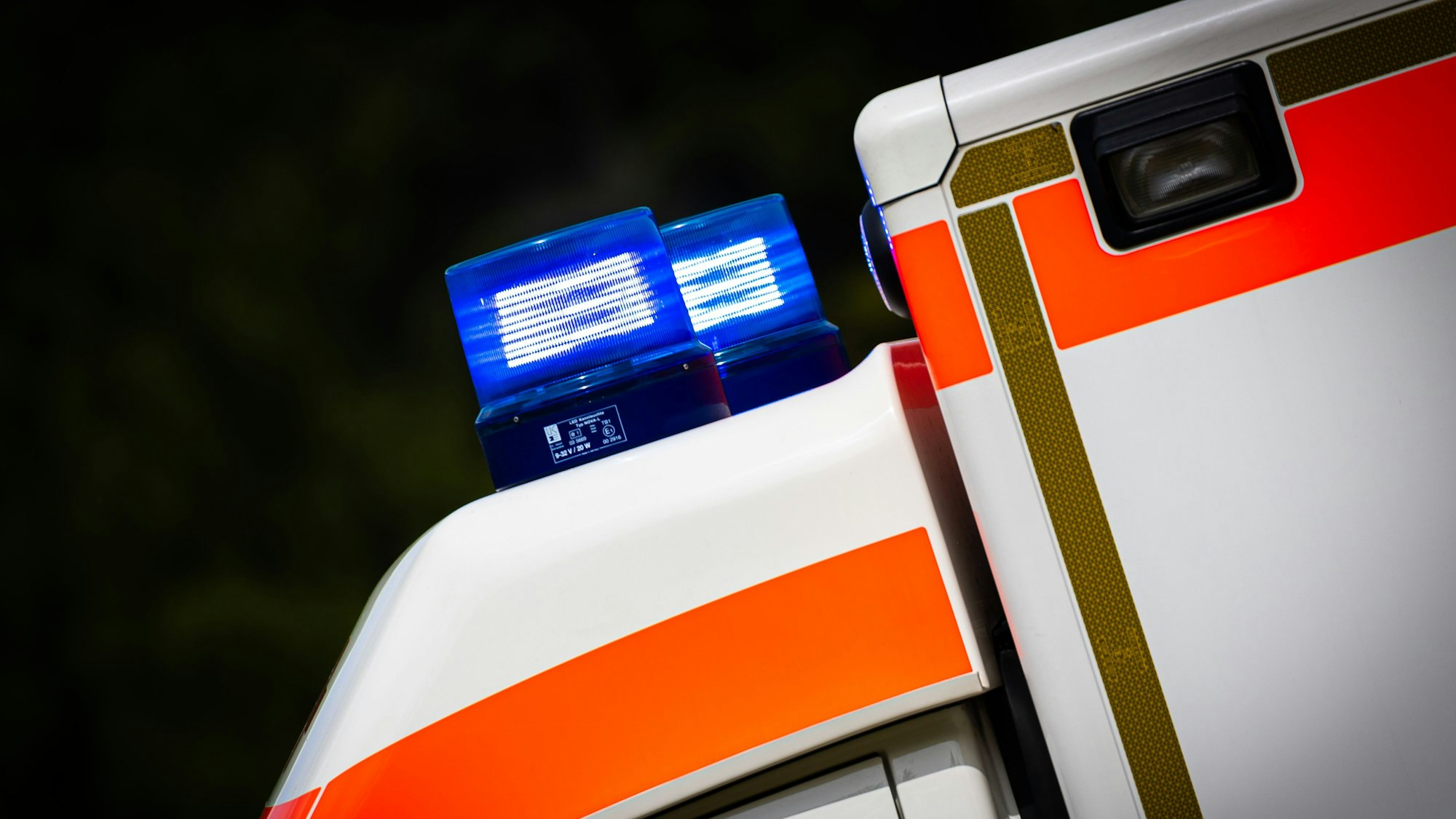 Eingeschaltetes Blaulicht an einem Rettungswagen.