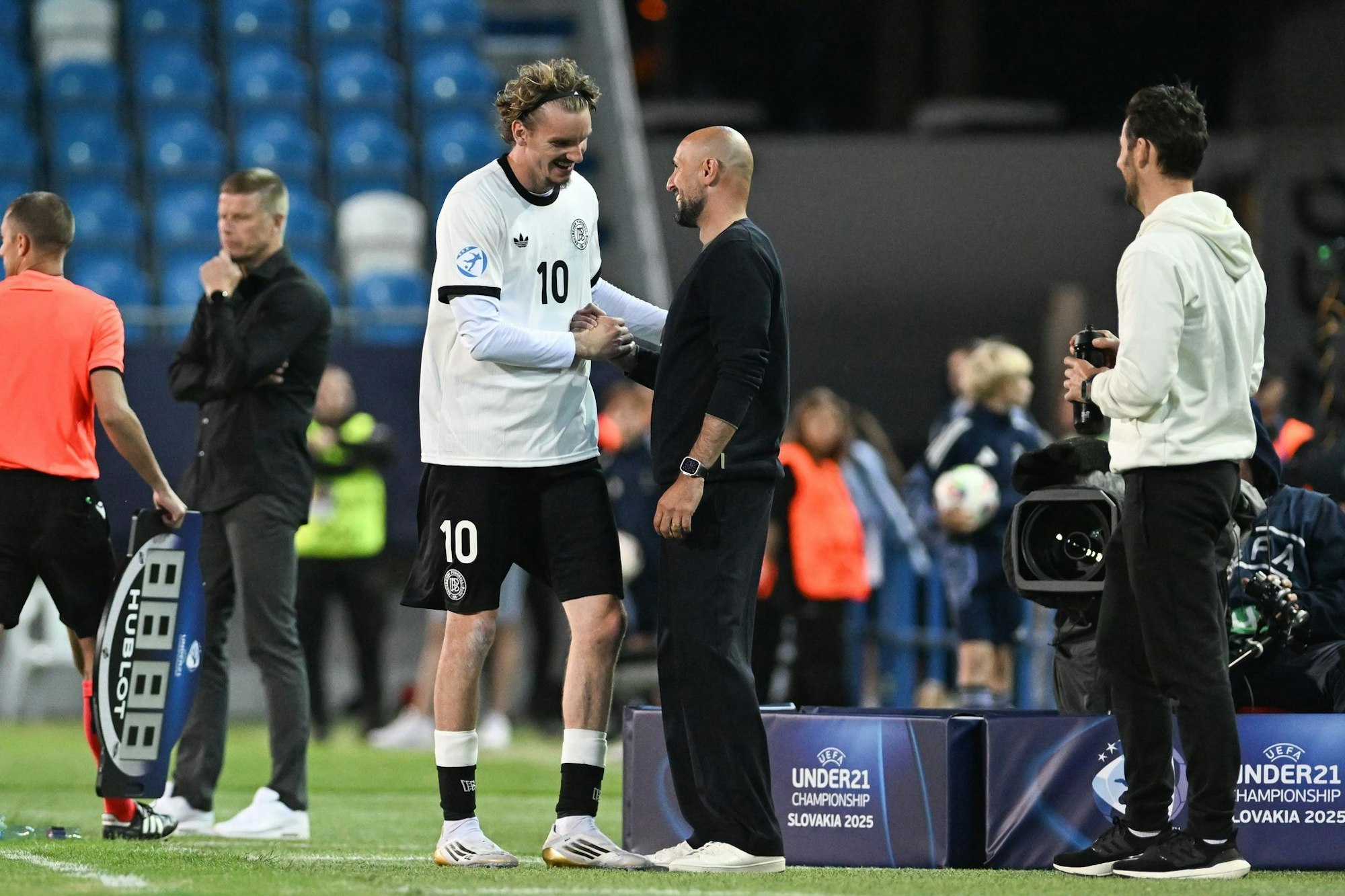 Trainer Antonio Di Salvo und sein Matchwinner Nick Woltemade.