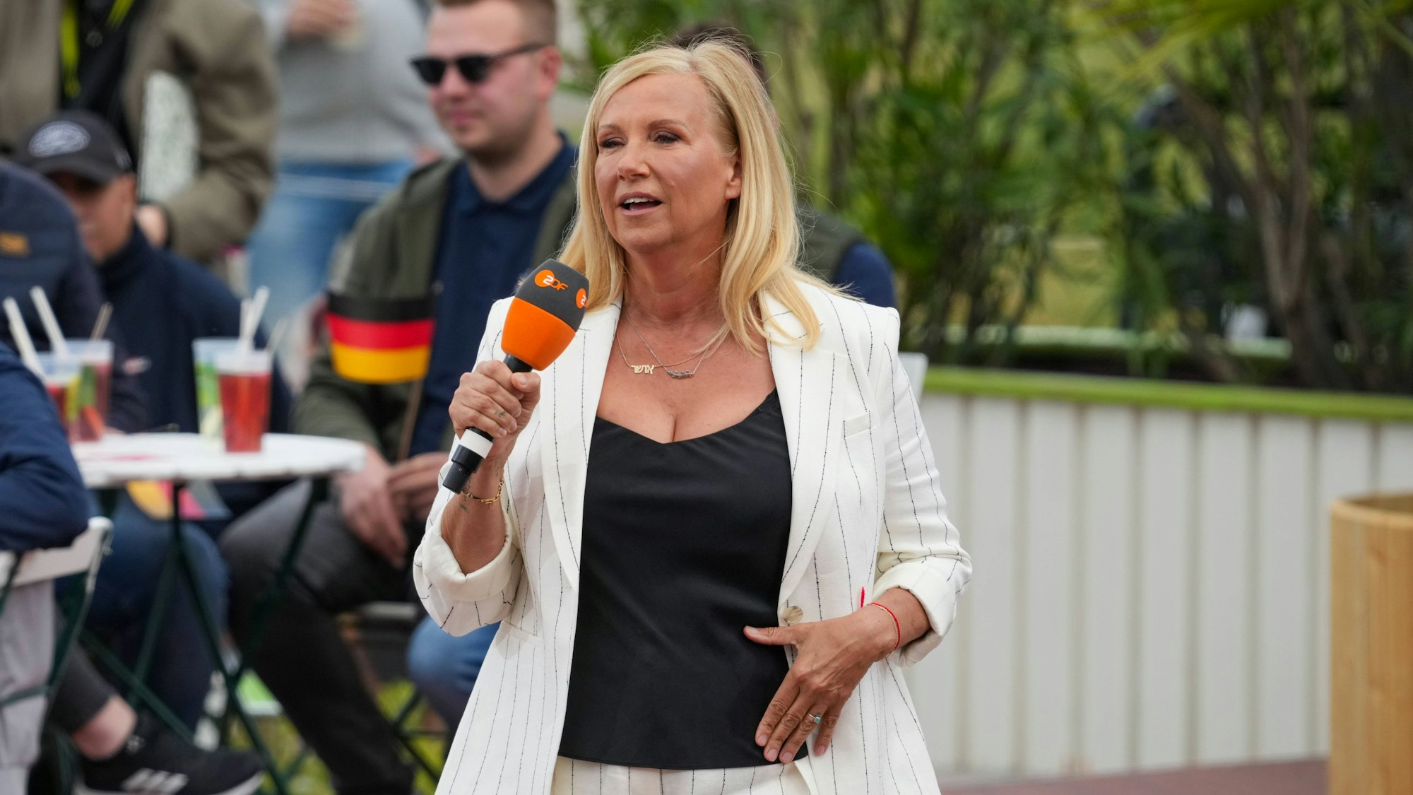 Andrea Kiewel moderiert am 18. Mai 2025 eine Ausgabe des ZDF-Fernsehgartens in Mainz.