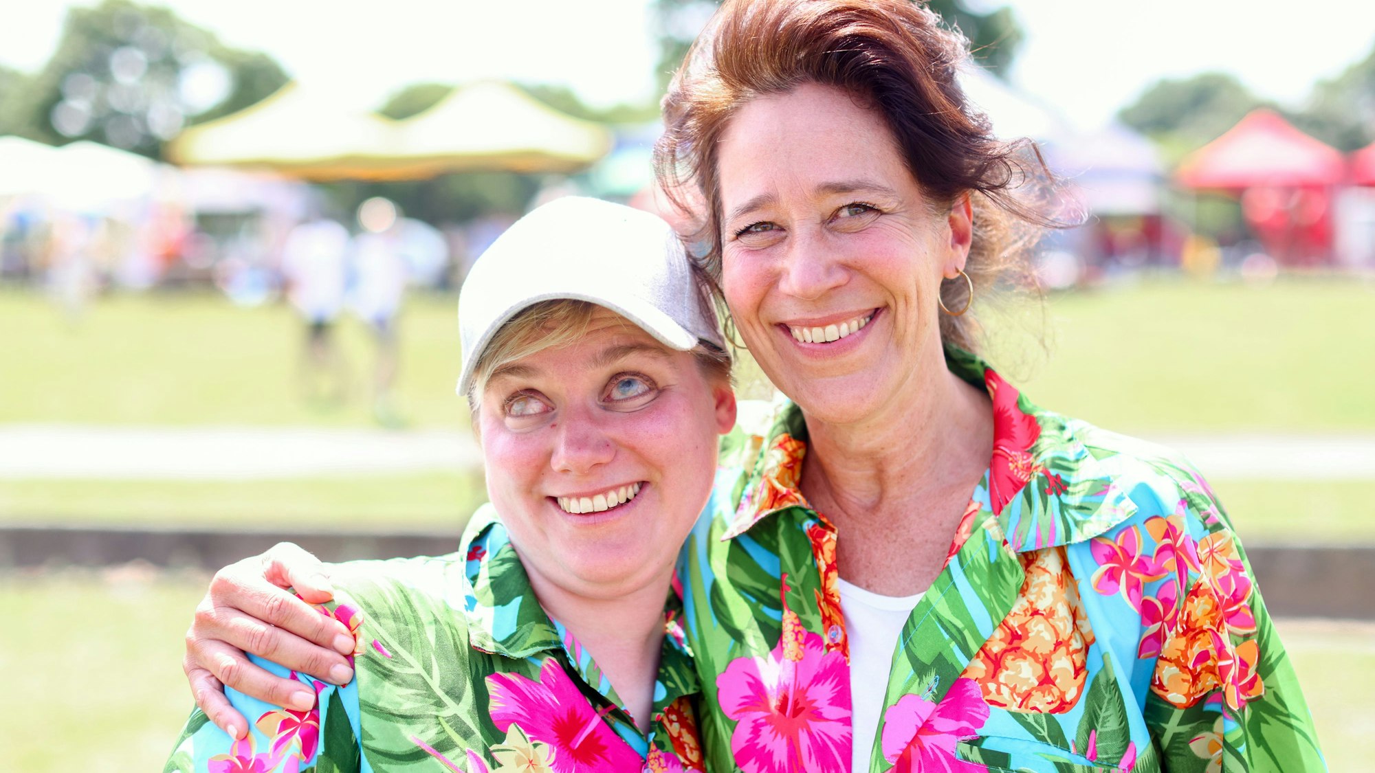 13.06.2025, Köln: Integratives und inklusives Drachenbootrennen beim Drachenboot-Festival 2025 auf dem Fühlinger See in Köln. Nina Neumannn und Marina Becker vom Team „Hawaiienten“. Foto: Thilo Schmülgen