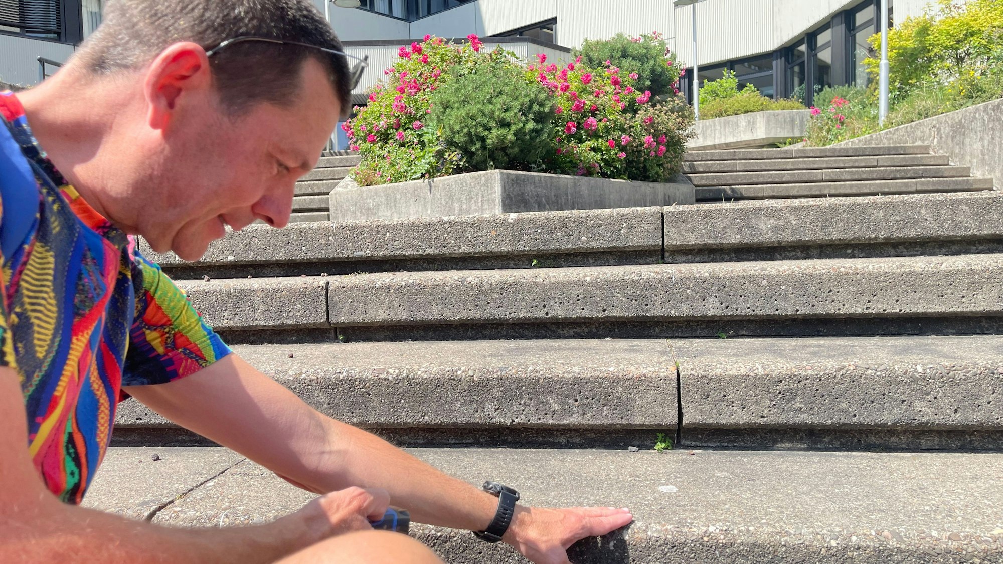 Meteorologe Karsten Brandt legt Hand an – aber nur kurz: Die Stufen zum Amtsgericht sind 53 Grad heiß.