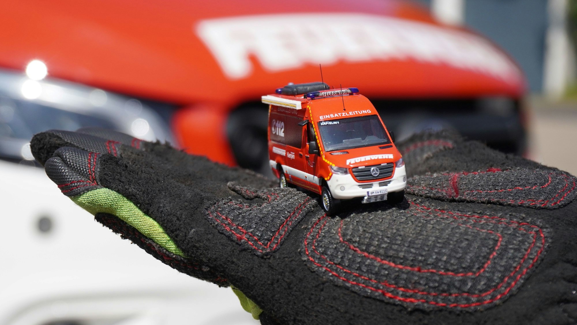 Das Foto zeigt ein Miniatur-Auto der Kerpener Feuerwehr.