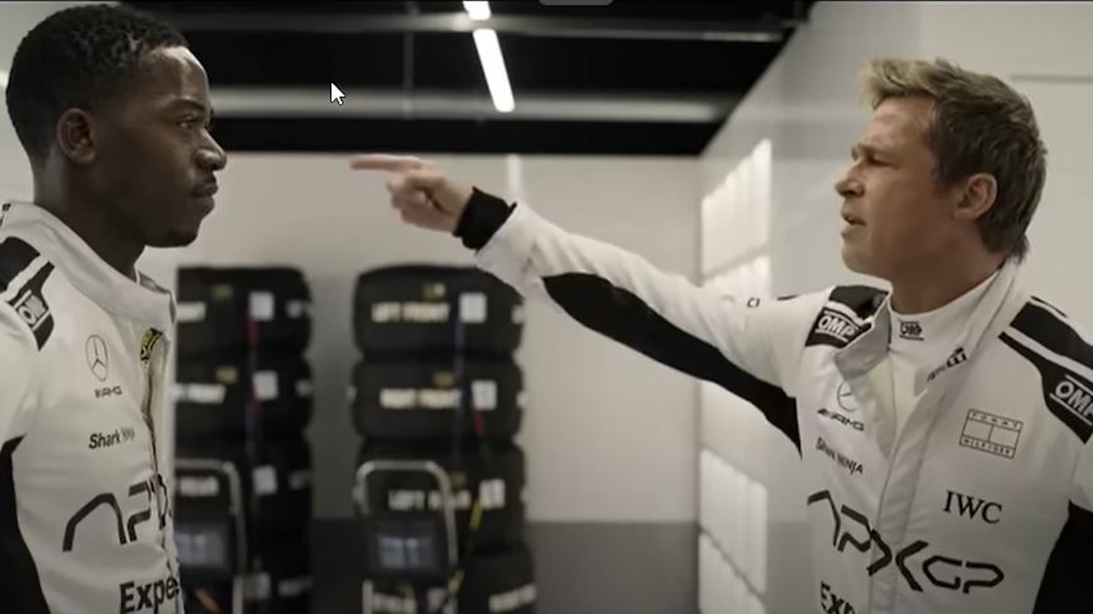 Brad Pitt (r.) und Damson Idris in Rennfahrer-Overalls. Sie streiten sich.