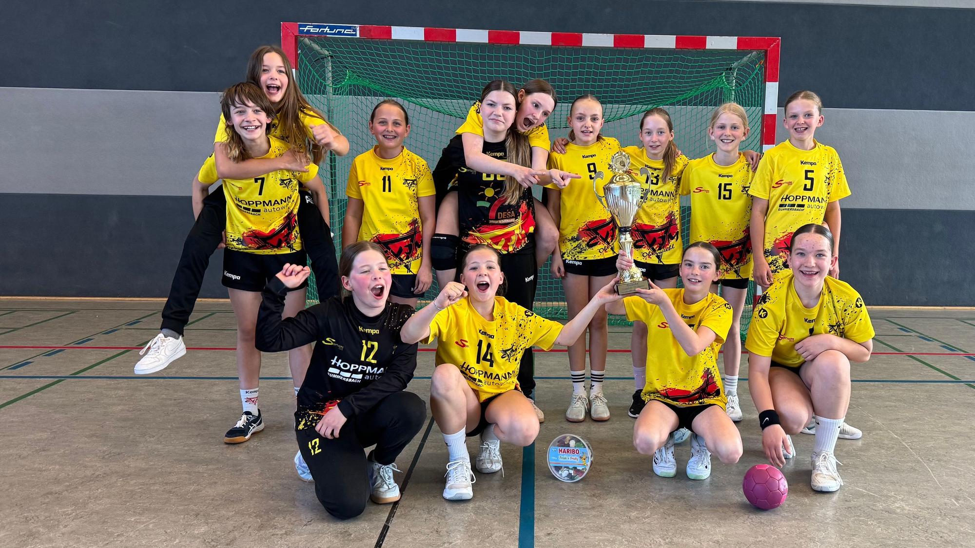 Eine Mannschaftsbild mit Pokal.
