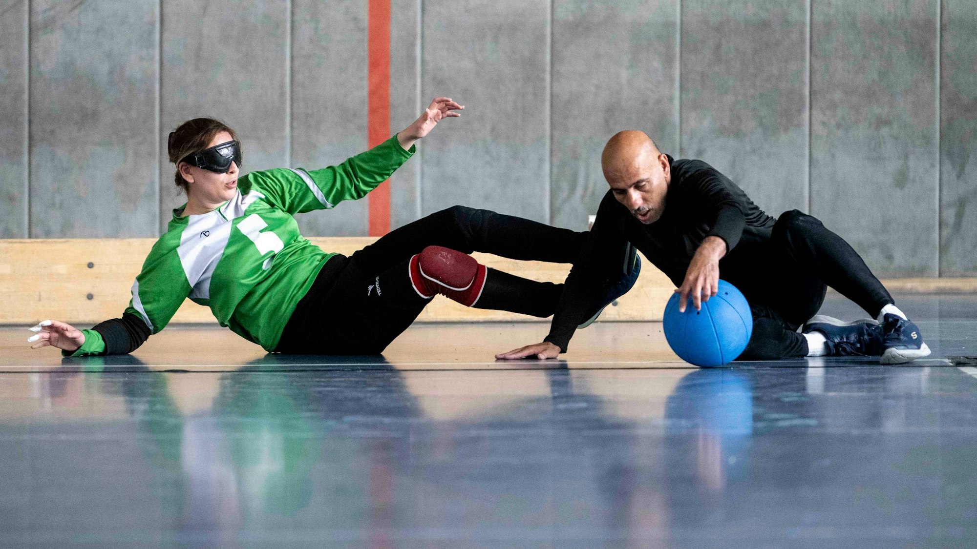 Das Bild zeigt, wie zwei Spieler gemeinsam versuchen, den Ball abzuwehren. Es hat geklappt.