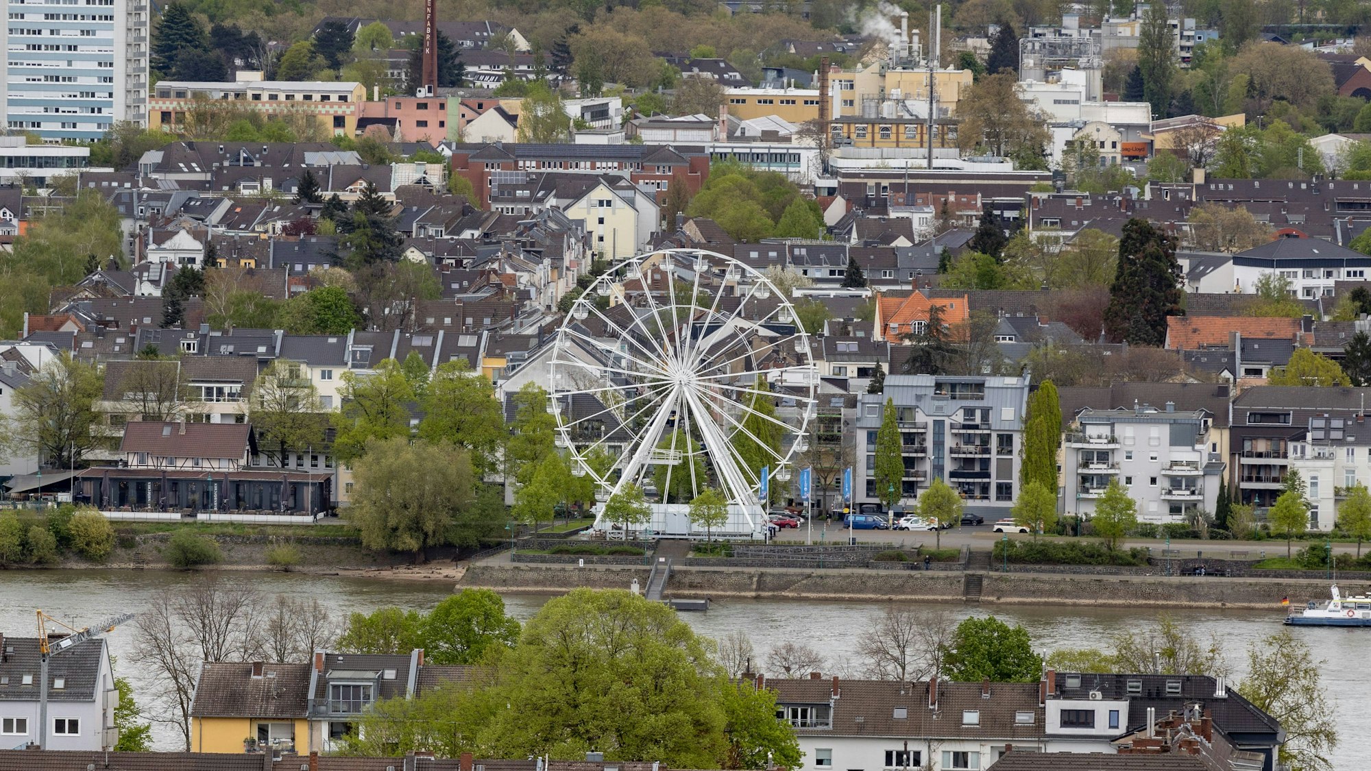 Foto vom Riesenrad Bella Vista in Bonn am Rheinufer.