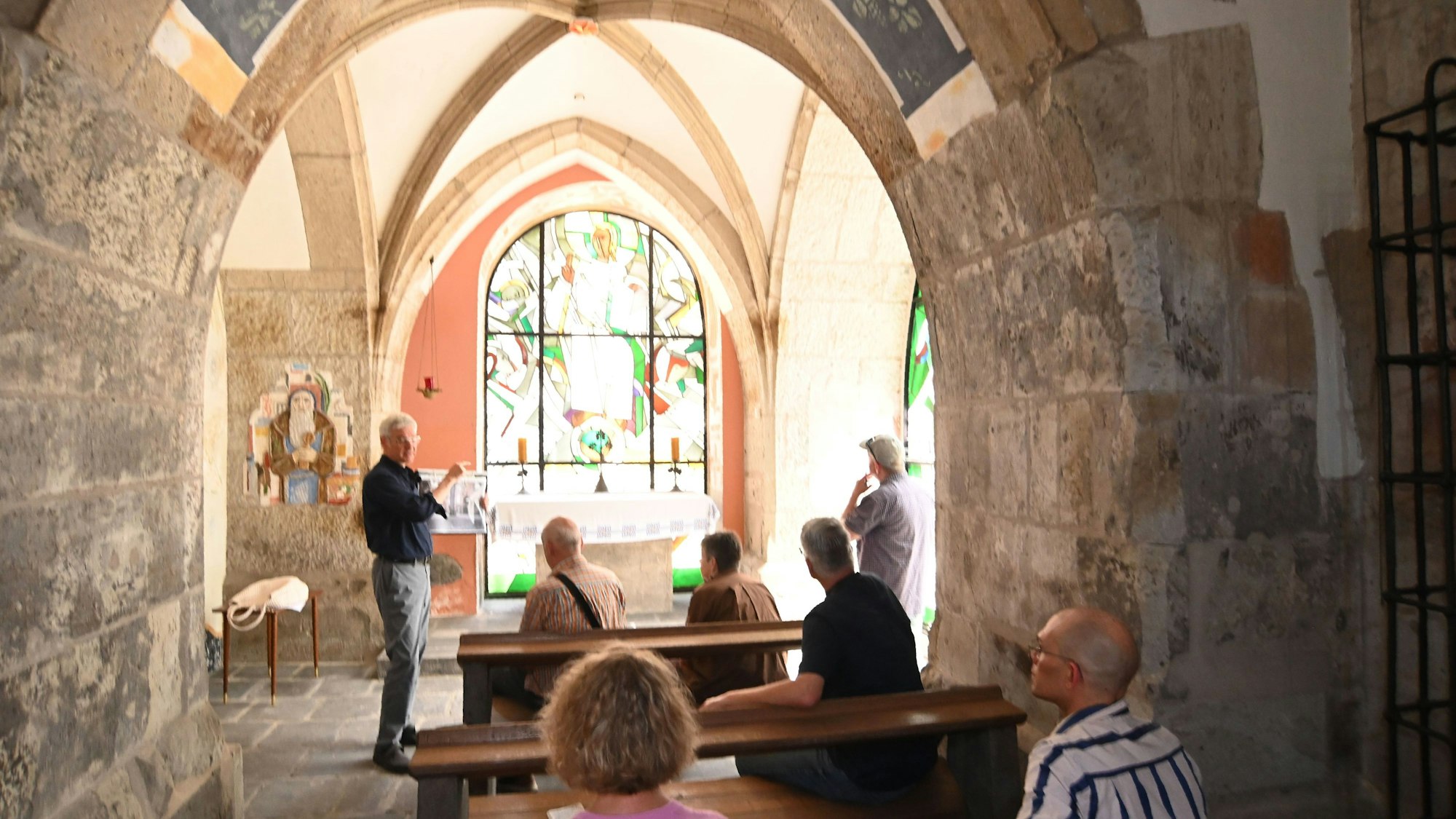13.06.2025 Köln. Versteckte Perlen an der Via Culturalis. Stadtkonservator Dr. Thomas Werner führt zu architektonisch interessante Objekten entlang der Via Culturalis. Hier in der St. Bruder-Konrad-Kapelle. Foto: Alexander Schwaiger
aufsetzer